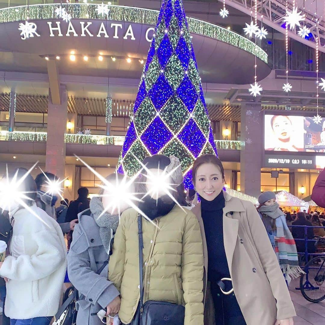 ukkyonkyonさんのインスタグラム写真 - (ukkyonkyonInstagram)「昨日は　#christmasmarket   仲良し3人で行って来ました〜💕😆✨✨🎄🎄❄️  すんごい寒かったけど🥶🥶❄️💦　本当楽しかったぁ💕🤣🤣  いつもの　#オカマちゃん　@kei_ko_shin  にも行けて笑っぱなしの一日でした🤣🤣🤣  夏に @graciaclinicofficial  で　やった　#眉下リフト　も3ヶ月ちょい経っていい感じに(5枚目→)  グッチー先生にも感謝✨✨ @dr_guccy 😆💕💕👏  また来週は美肌作りに行かなきゃ〜✨✨😊  #女子会#プチ忘年会#クリスマスマーケット#クリスマスマーケット博多 #クリスマスマーケット天神 #オカマバー#オカマちゃん#福岡#christmas#イルミネーション#illumination#友達」12月20日 11時01分 - ukkyonkyon