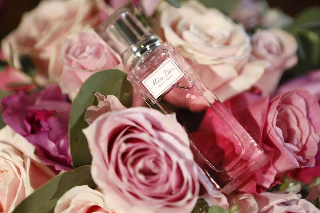 野崎萌香さんのインスタグラム写真 - (野崎萌香Instagram)「MISS DIOR rose＆rose 🌹  のロールオンタイプが  2020年1月1日に発売されます💐  持ち運びに便利で 場所を選ばずにささっと塗れる ローラータイプです🎗  何処にいてもローズの花びらに 包まれているような 華やかで癒される香りに なっています💕  #ミスディオール  #ローズアンドローズ @diorparfums  @dior」12月20日 11時01分 - moeka_nozaki