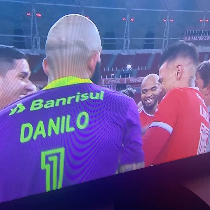 レナータ・ファンのインスタグラム：「Que vitória! Confronto direto! FINAL INTER 2x0 Palmeiras!  @dale o maior e melhor que vi jogar no Colorado! Inigualável! Que tristeza! E ao mesmo tempo, o cara que mudou o Inter! E me transformou em uma torcedora maiúscula! Obrigada meu Ídolo! Gracias!  Vc cumpriu seu papel com maestria 👏🏻👏🏻👏🏻👏🏻👏🏻👏🏻👏🏻👏🏻👏🏻👏🏻👏🏻👏🏻👏🏻👏🏻👏🏻👏🏻👏🏻👏🏻👏🏻👏🏻👏🏻👏🏻👏🏻👏🏻👏🏻👏🏻👏🏻👏🏻👏🏻👏🏻👏🏻👏🏻👏🏻👏🏻👏🏻👏🏻👏🏻👏🏻👏🏻👏🏻👏🏻👏🏻👏🏻👏🏻👏🏻👏🏻👏🏻👏🏻👏🏻👏🏻👏🏻👏🏻👏🏻👏🏻👏🏻👏🏻👏🏻👏🏻」
