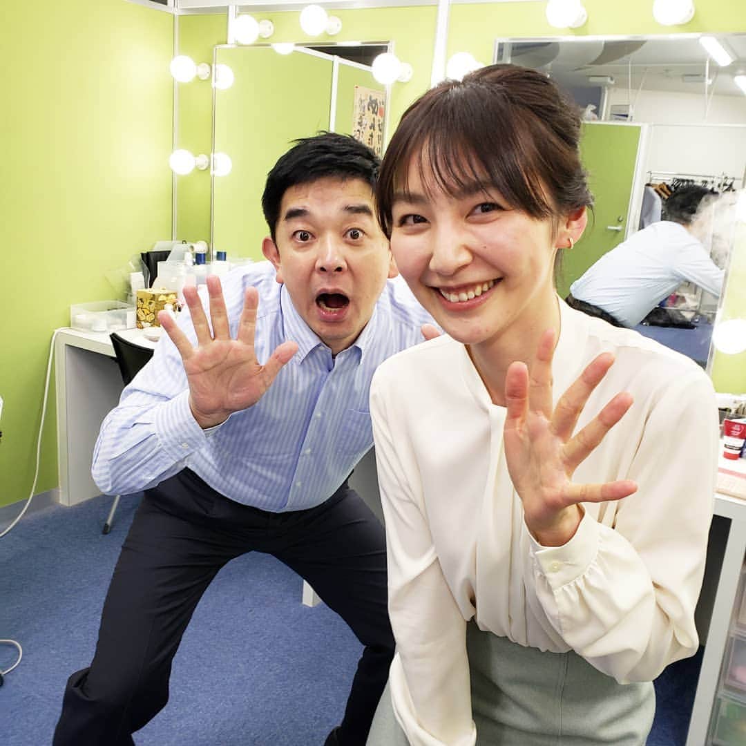 橋本真衣のインスタグラム：「. 昨日は年末の報道特番！ ご覧いただけましたか？😊 なんと フジテレビの伊藤アナが TNCに来てくださりました🙄✨ ご一緒できて光栄でした🥰 . . #フジテレビ#伊藤利尋 アナ#メイク室の加湿器が#背後に写っている#一瞬何かと思った」