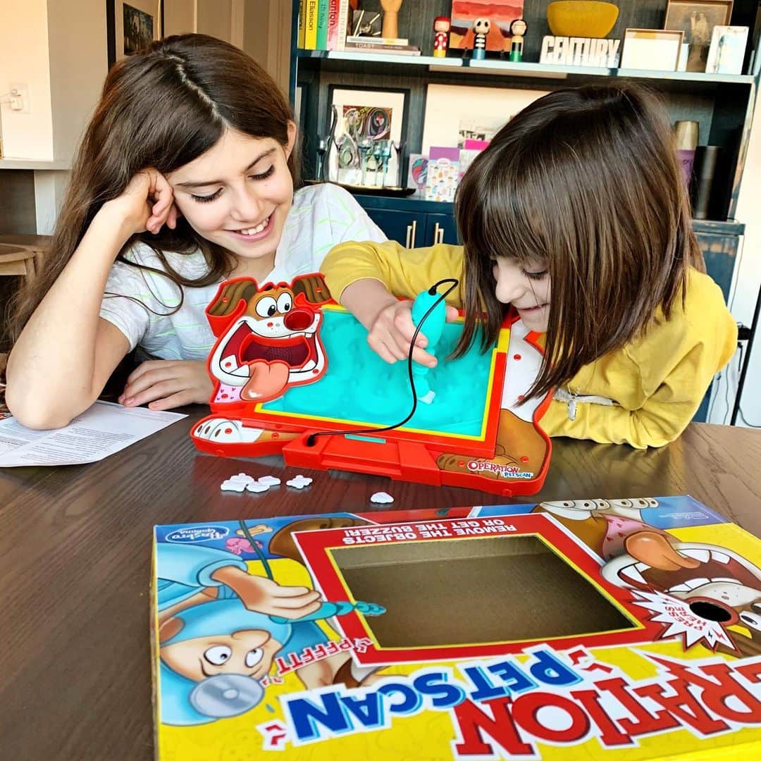 Ilana Wilesさんのインスタグラム写真 - (Ilana WilesInstagram)「I used to love playing Operation as a kid and have been thinking a lot lately about finding time to play more board games as a family. #ad I need to get my kids off their screens! So, I was thrilled when @hasbro sent us their new game— Operation Pet Scan. Not only is it a new version of their classic game, it involves a dog... and we’re dog people now! To play, you have to help Sam’s dog, Rex Ray, who has eaten some things he shouldn’t (I can relate), by guiding the items through his belly and out his tail end. That’s the polite way of saying butt, but I shouldn’t have bothered because Rex Ray farts when you succeed. I gave it to my kids for the holidays and they love it. Go to the link in my bio to get yours today! @HasbroGamingOfficial #OperationPetScan」12月20日 11時10分 - mommyshorts
