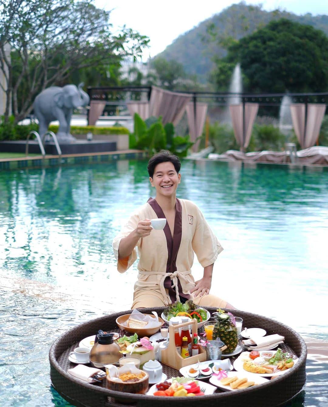 アイス・サランユーのインスタグラム：「16 °C In Da Pool 🍮🍝🍛🍣🥗🍲🥘🍳 อากาศหนาว แต่เราสู้✌ @romanticresortkhaoyai  #เขาใหญ่  #เที่ยวทั่วไทยกับไอซ์ศรัณยู」