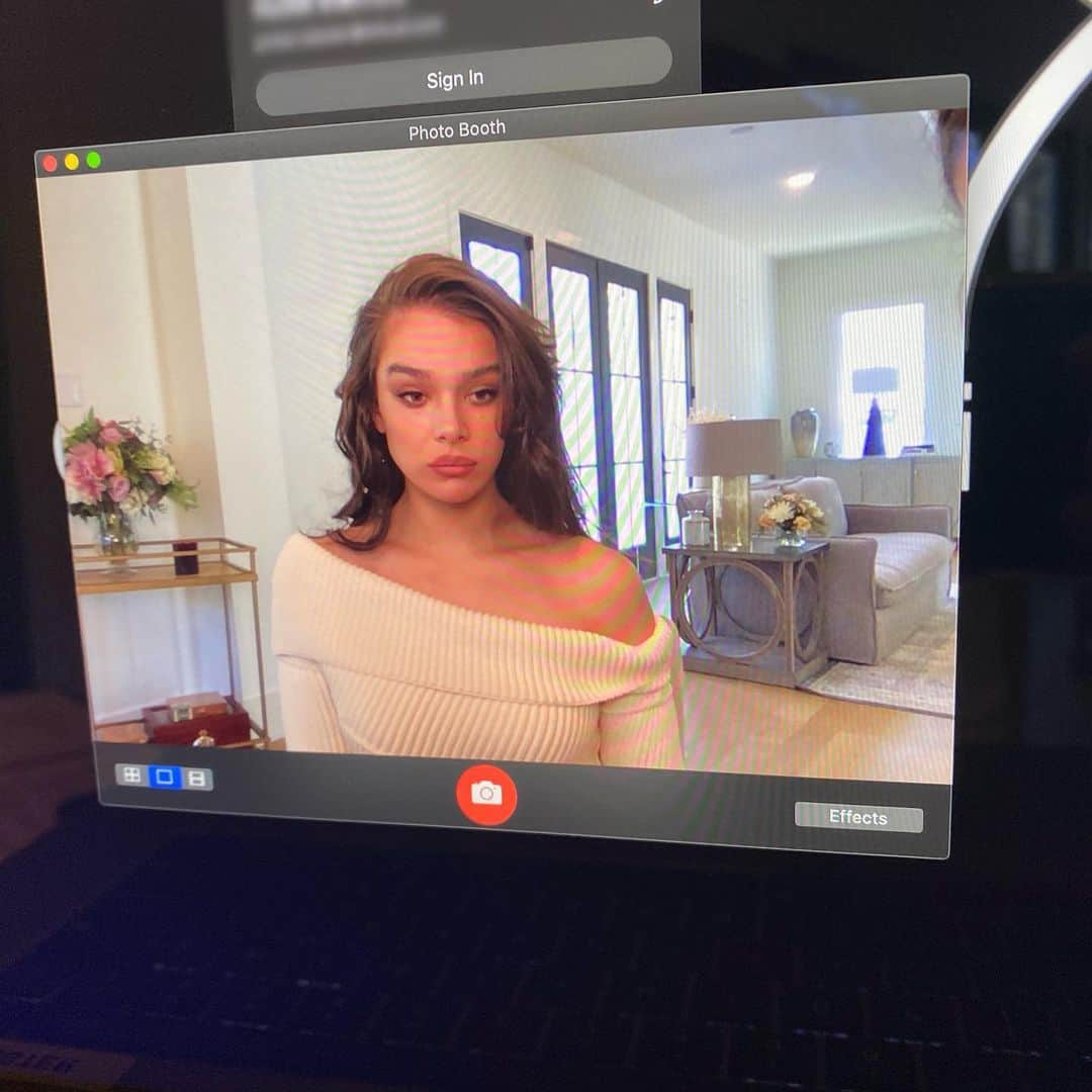 ヘイリー・スタインフェルドのインスタグラム：「virtual press days 💥 dickinson s2 out in 20 days!! 🧡」