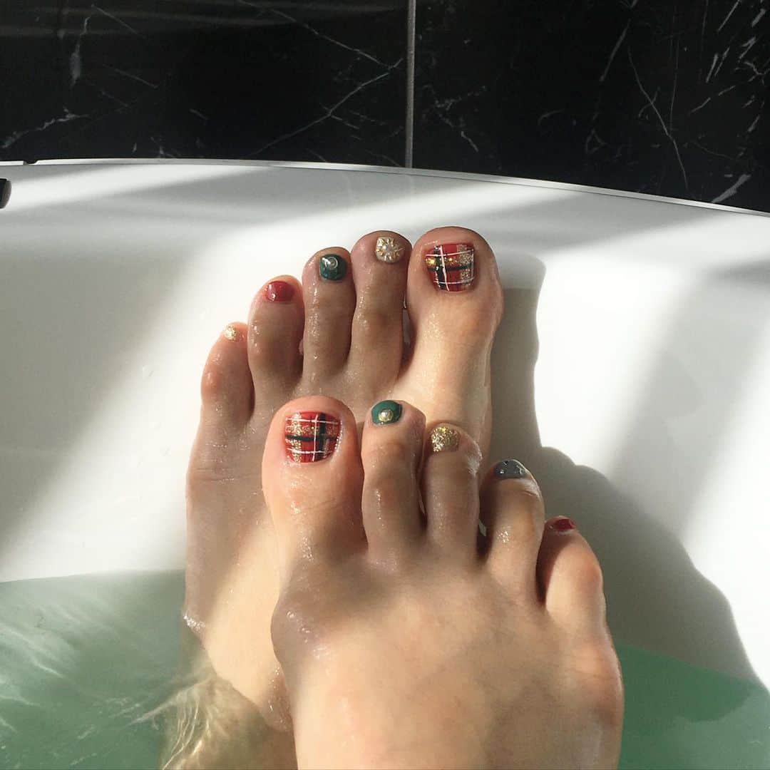 増山敬子のインスタグラム：「#footnail 🎄🎅🏼🍷 * クリスマス意識してみたよ🤎 * @nailsalon_factorygirl」