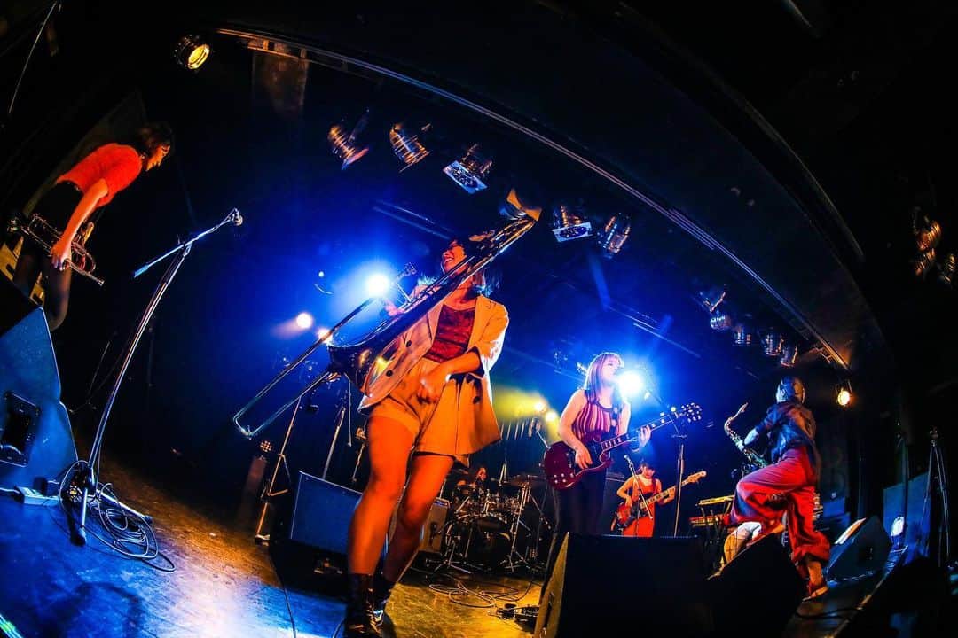 HAYAMIのインスタグラム：「ORESKABAND oneman show 宴も闌 -ENN MO TAKENAWA-  無事、2020年を締め括ることができました！  今年は音楽やライブに対する向き合い方や価値観がガラリと変わった年でした。 振り回されながらあっという間に過ぎ去った2020年の最後を、 こうしてお客さんに見てもらいながら、そしてホッとできる顔ぶれに見守られながらめいっぱい音楽ができ、これ以上ない納めになりました🔥  応援してくださった皆様、本当にありがとうございます❣️ 来年も何卒よろしくお願いします😙  ※アーカイブが年末17:59まで観れます！ ぴあ、ZAIKOでORESKABANDと検索してみて下さい❣️   Photo by Izumi Matsumoto  #oreskaband  #宴たけ」
