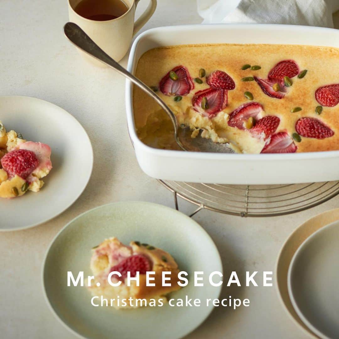 Fashion Headlineのインスタグラム：「Mr. CHEESECAKEから苺とピスタチオのクリスマスケーキのレシピが到着! 🍓🎄🎅  オリジナルのチロルチョコをセブンイレブン限定で発売したことでも話題の「Mr. CHEESECAKE」（通称：ミスチ）が、家庭向けにアレンジした、クリスマスにぴったりなオリジナルのチーズケーキレシピを公開!   シンプルなチーズケーキに苺とピスタチオを加わえた、ミスチ発のクリスマスのためのアレンジレシピ。このレシピでケーキを作って、おうちクリスマスを楽しんでみては?  レシピは下記の記事にて🥣  check☞ @fashionheadlinejpn website  gourmet tab Mr. CHEESECAKEから季節のチーズケーキレシピが到着! 苺とピスタチオのクリスマスケーキを作ろう https://www.fashion-headline.com/article/63213」