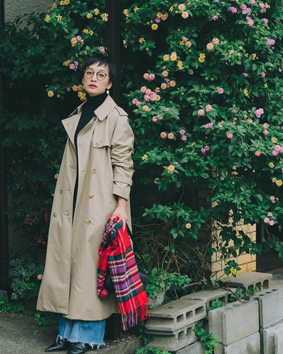 高山都さんのインスタグラム写真 - (高山都Instagram)「王道のトレンチコートを自分らしく装う。  @liniere_tkj 2月号で、年末年始を豊かにする暮らしとおしゃれ100のことという企画に登場しています。 本誌で使われなかったアザーカット🥸 @mackintoshofficial の美しいコートを黒タートルとパールでパリッと正統派に着つつ、ダメージデニムで外すのが自分流。 knit @johnsmedleyknitwear.jp  eyewear @oliverpeoples  stole @johnstonsofelgin  denim @shopredone  shoes @maisonmargiela  pierce @r.alagan   photo @nobukikawaharazaki styling&hairmake by me  for @liniere_tkj」12月20日 11時25分 - miyare38