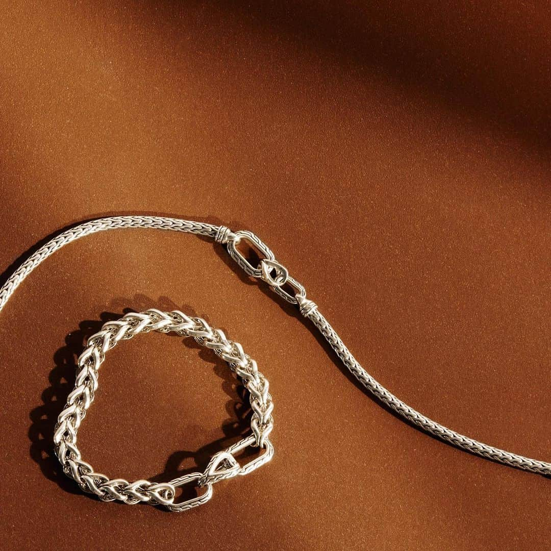 ジョン ハーディーさんのインスタグラム写真 - (ジョン ハーディーInstagram)「Foundational and convertible, the transformable Asli #ClassicChain is more than the sum of its parts—shop this universal gift, link in bio.  #JohnHardy #HolidayGifts」12月20日 11時32分 - johnhardyjewelry