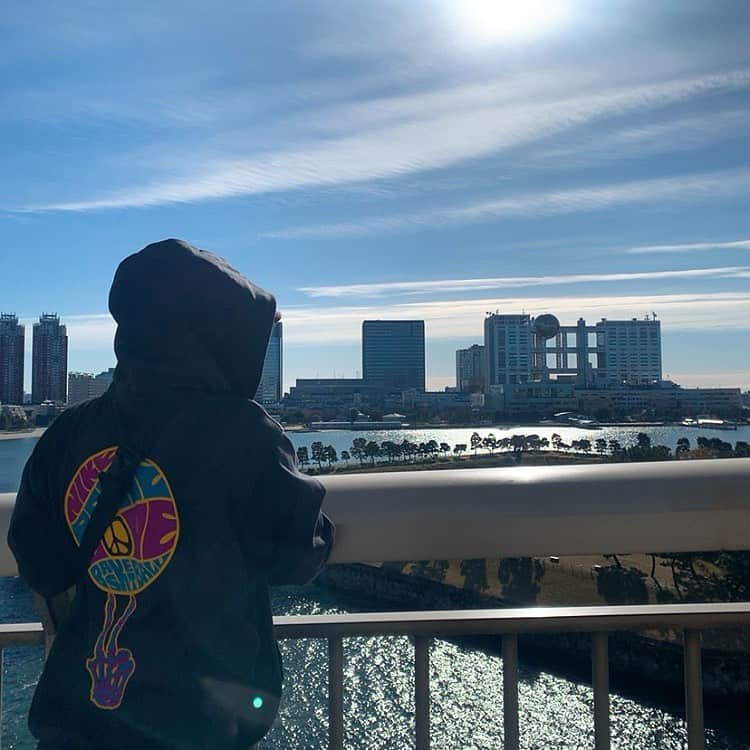 藤本麻子のインスタグラム：「. 歩いて渡ってみたかったレインボーブリッジ🌈✨ りつ子さんと一緒に渡ってきました🏃🏽‍♀️ 天気も良かったし最高に気持ちよかったぁ🤩👍🏻🌈☀️」
