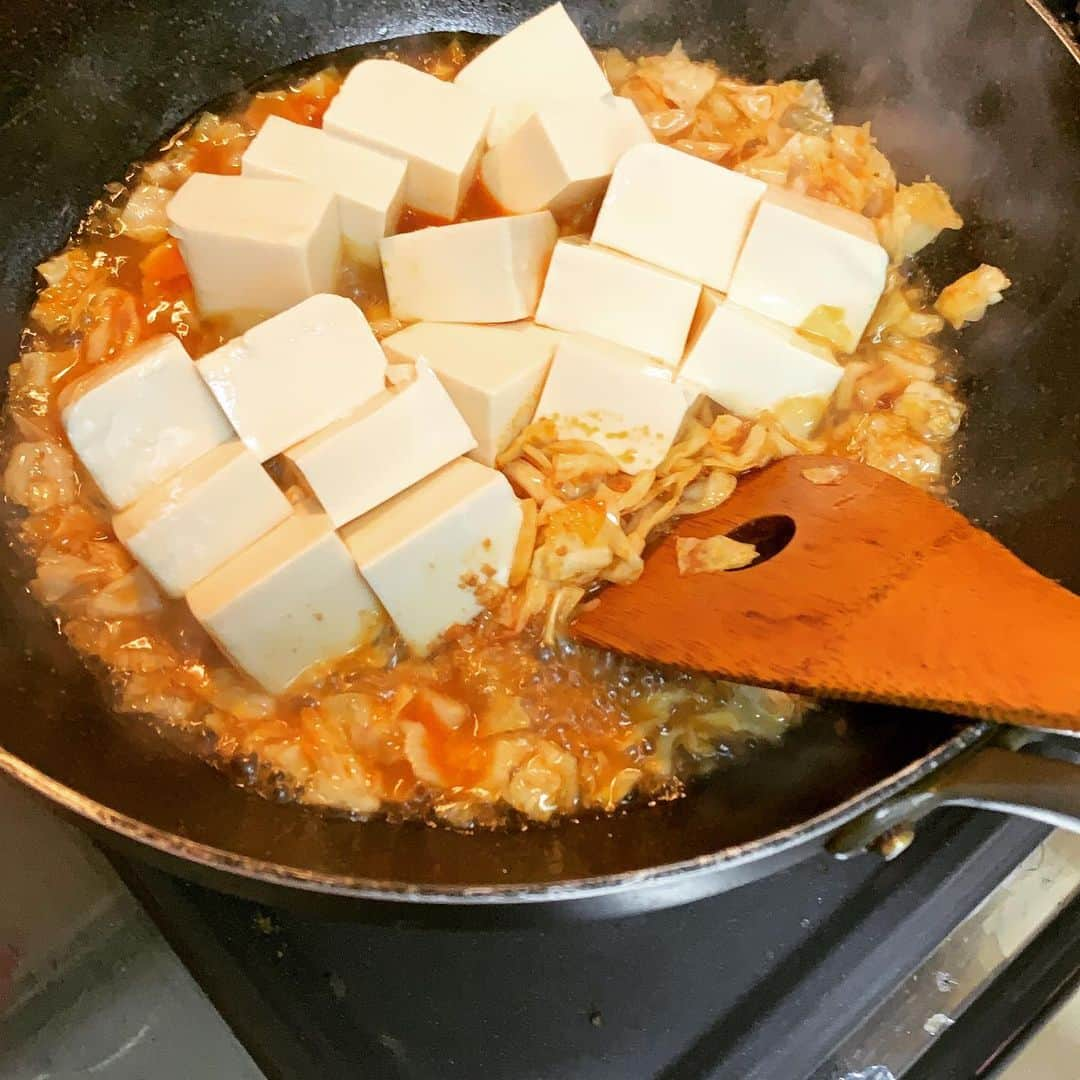 祐澄しゅんさんのインスタグラム写真 - (祐澄しゅんInstagram)「最近ご飯載せていませんでした。 そんな大層な物でないですし、綺麗に盛ったり出来ていませんが…気に入ってくださっている方がいるのが嬉しいです。 いつも立ち寄って下さりありがとうございます😊 寒いのでお鍋が多い今日この頃です！ 因みに昨日麻婆茄子春雨作って余ったので具材ちょい足しして春巻きにします〜w #記念にアップ #いつも #気にかけてくれる人がいる幸せ #つたないけど #ご飯投稿 #またします #簡単なレシピ教えてほしい #お願いします #祐澄しゅん」12月20日 11時38分 - satchy725