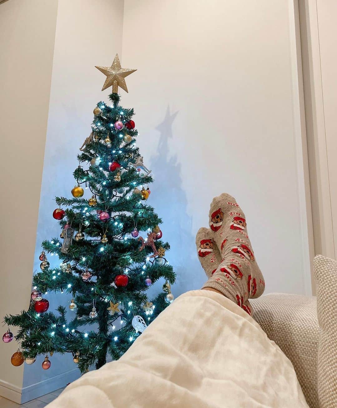 木佐貫まやさんのインスタグラム写真 - (木佐貫まやInstagram)「ぬくぬくぬく。  毎年クリスマスの靴下履いてるな〜  にしても去年のツリー、カラフルわんさかしすぎ🤣」12月20日 11時42分 - maaayaofficial