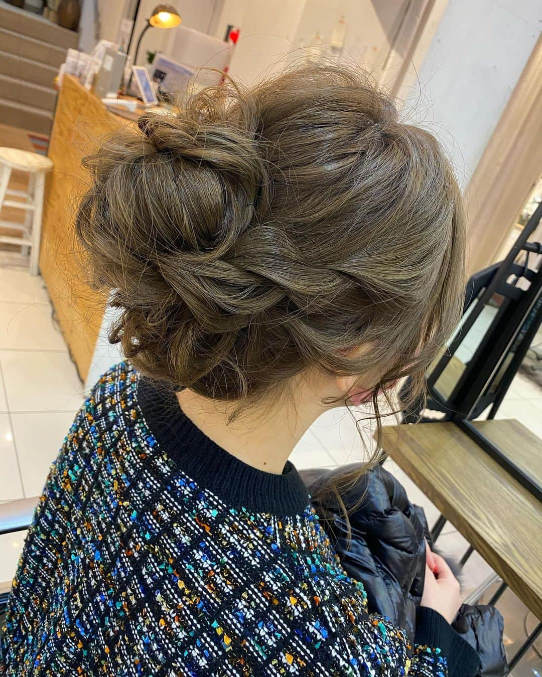 岡英里さんのインスタグラム写真 - (岡英里Instagram)「クリスマス撮影会🎄📷ヘアはいつもと違う雰囲気で❗️とのリクエストがあったので @cupola_omotesando のまなみさんに高めのアップでヘアアレンジお願いしました🥰❣️  このアレンジかなり好みだったので180度動画で撮って貰えばよかったー🥲💔  カメラマンさんからもお褒めのお言葉頂き好評でした✌️✨  アップの時は基本低めに作って頂くことが多いのですが、この時期は首元にマフラーを巻いたりアウターのファーなんかが当たったりで油断してるとアレンジが崩れやすくなるんです🥲  なので今の時期アップヘアアレンジをお願いするなら高めの位置がおすすめ🥰  単にアップヘアって言っても、お団子の位置で印象もかなり変わってくるので是非ファッションに合わせてヘアアレンジを楽しんで欲しいなー❣️  好きな女の子に髪型リクエストするのも新たな一面が見れていいだろうし、逆にドキっとさせたいなーなんて思ったらこういう風にアレンジしてみるのはいかが？🥰  3枚目に @cupola_omotesando でしてもらった高めと低めの比較画像を載せてるので参考にしてみてね^ ^  来年は複数人て撮影会やろうかなーと思ってます❗️  振袖撮影会したい🥰  #原宿 #表参道 #クーポラ表参道 #美容室 #ヘアサロン #ヘアセット #ヘアアレンジ  #早い #上手い #有名 #cupolaomotesando #アップヘア #アップヘアスタイル #高め #低め #クリスマス #クリスマスヘアアレンジ #🎄 #ふわふわ #綺麗 #綺麗め #可愛い #かわいい #可愛いは作れる #モテかわアレンジ #モテヘア #印象アップ #お洒落 #おしゃれ #お洒落大好き」12月20日 11時43分 - okaeri0424