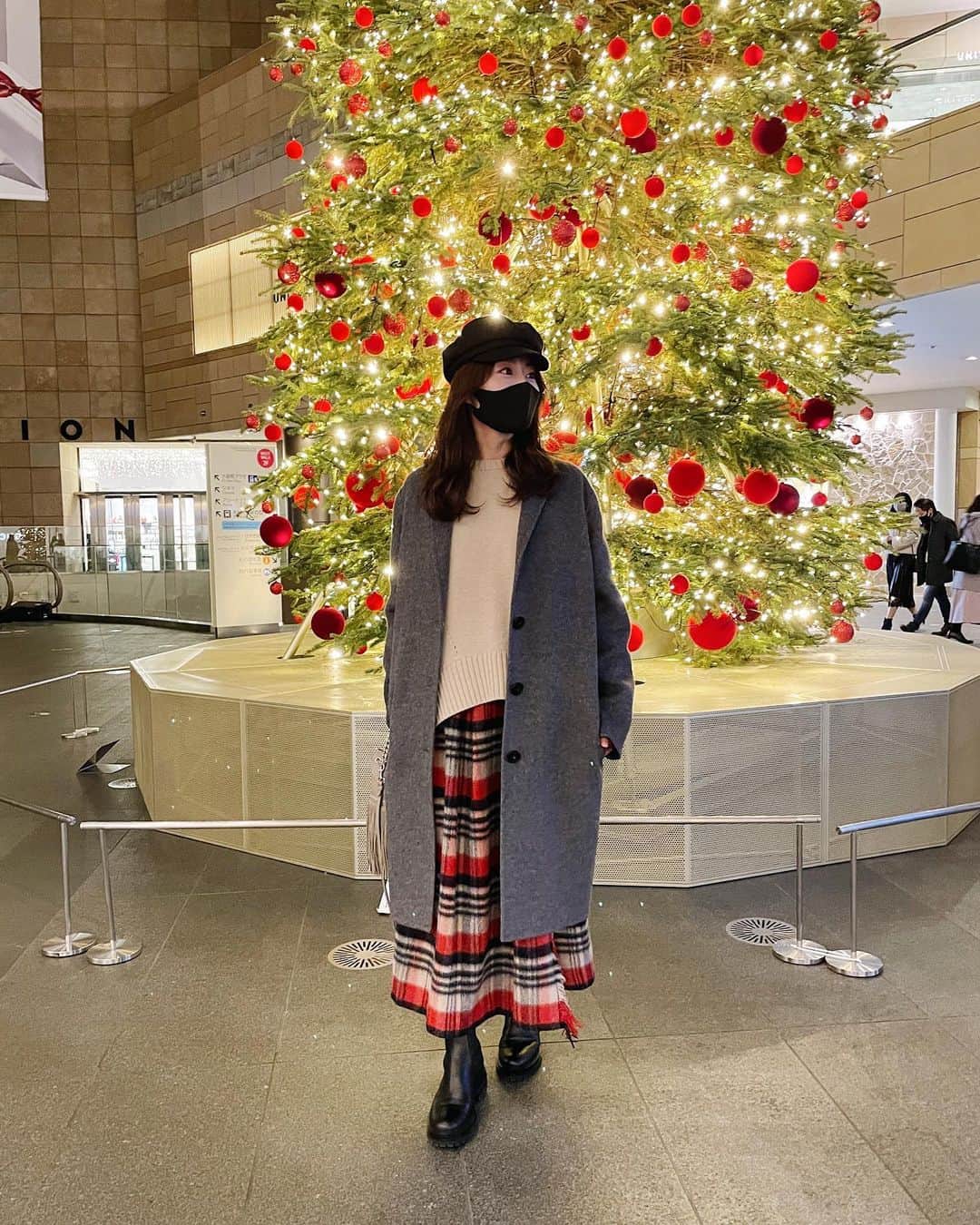 小祝麻里亜のインスタグラム：「もうすぐクリスマス🎄だし、出掛け先でツリー見つけたら記念に写真撮るっていう、自分のルールつくってみました🤣✨✨笑  スタンプラリーみたいで楽しい🙆‍♀️笑　 季節のイベントって、だまってたら過ぎ去っちゃうから年内最後のシーズンイベントだし、金曜日まで堪能します☺️🎅🎄音楽もクリスマス〜な曲ばかり聴いてますよ💝🎶(BTSのdynamiteのHoliday Remixは目覚まし音⏰にしてます笑)  ． ． ．＿＿＿＿＿＿＿＿ #outfit #coordinate #look #instafashion #셀스타그램 #얼스타그램 #코디 #스타일링 #데일리 #데일리룩 #오오티디 #크리스마스#158cmコーデ#クリスマスコーデ #クリスマス生まれ #クリスマスツリー#クリスマスツリーチャレンジ」