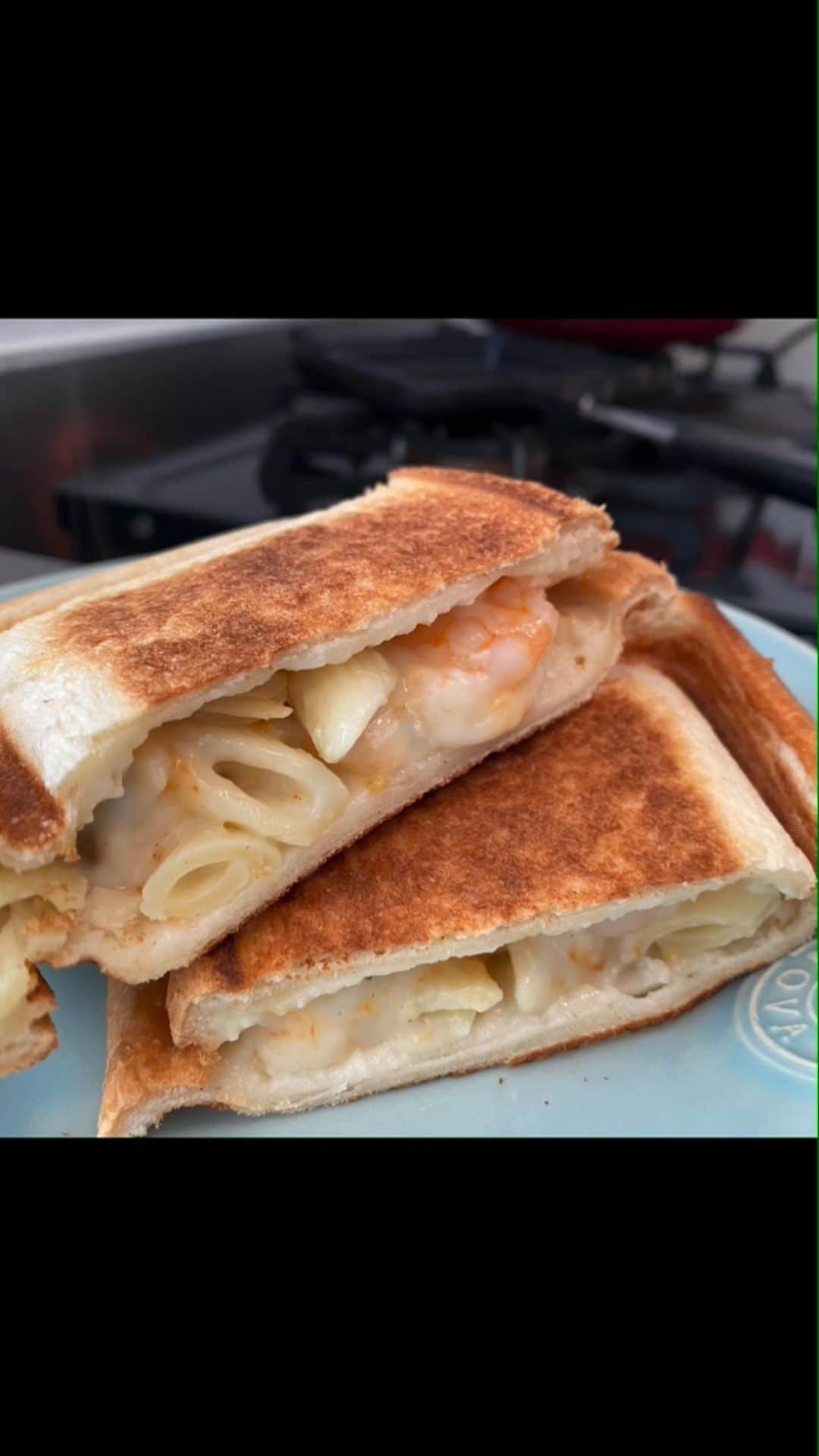 のインスタグラム：「おうちで キャンプ飯⛺️🔥 市販グラタンを パンに🥪挟んで ホットサンドメーカーで 焼くだけ〜♪  #おうちごはん  #キャンプ飯 #市販 #ドリア  #食パン #ホットサンドメーカー  #挟んで #焼くだけ #camp #athome」