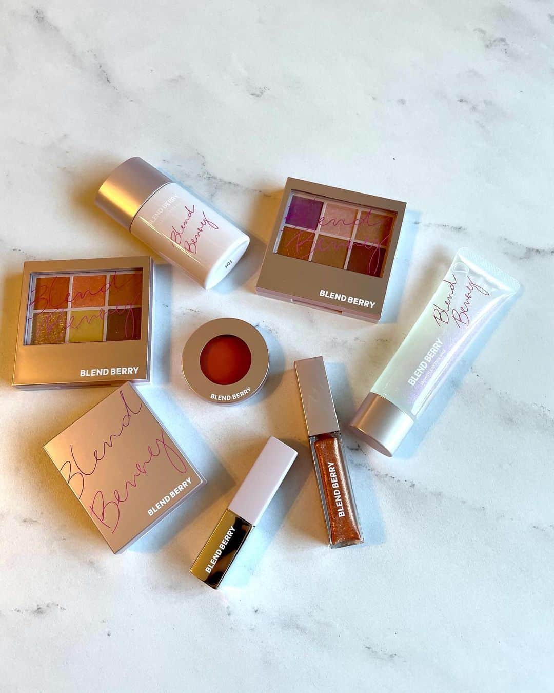 のインスタグラム：「@kose_official さんの新ブランド BLENDBERRYのコスメ💄✨ 私は特にプリズムシャイングリッター(アイカラー)が気になるっ、なんせ色が可愛いの❤️ 是非チェックしてみてね✔︎  #BLENDBERRY #ブレンドベリー #ブレベリーメイク #ベリーパレット」