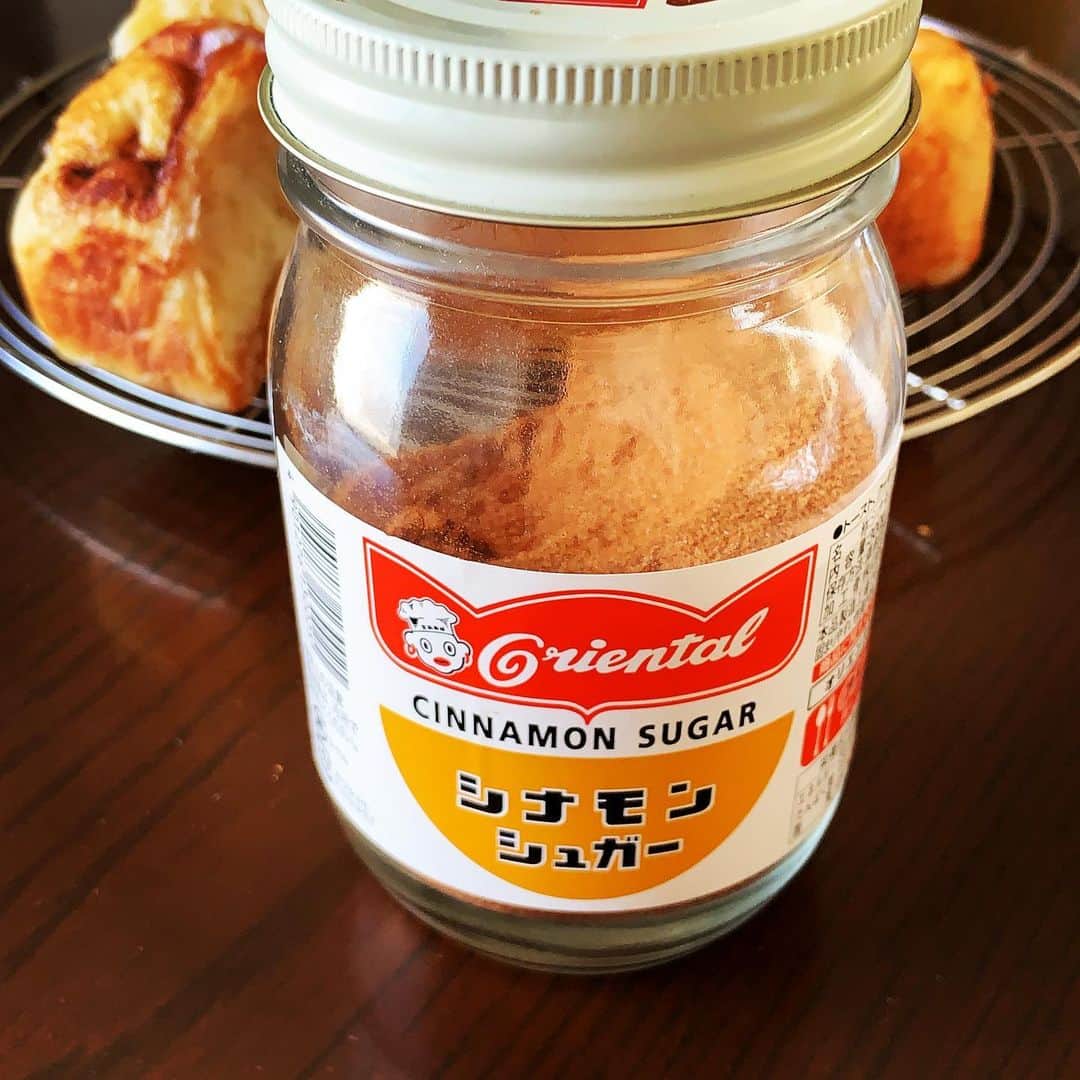 志摩有子さんのインスタグラム写真 - (志摩有子Instagram)「大瓶のシナモンシュガーを消費したくて、朝からシナモンロールを焼いてみた。レシピはネットで検索して。イーストで発酵させたパン生地をこねるのが楽しい。 今日は型に入れてちぎりパンスタイルで。初めて焼いたので少し不恰好かな、でも焼き上がりふわふわでしっとり。甘さ控えめだからバターをつけて食べるのが最高に美味しい。  #シナモンロール #ちぎりパン #ちぎりシナモンロール #オリエンタルシナモンシュガー #cinnamonrolls」12月20日 12時00分 - ariko418