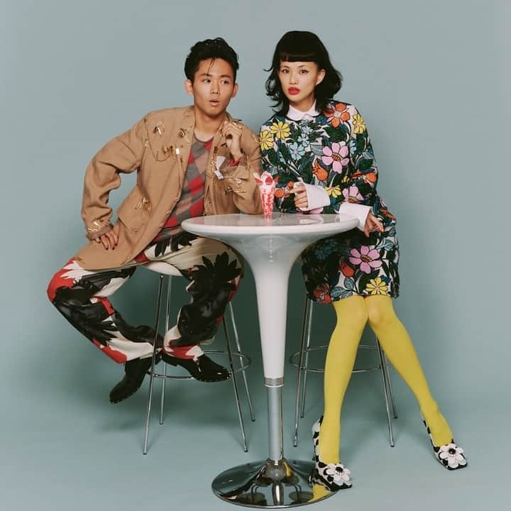 SPURさんのインスタグラム写真 - (SPURInstagram)「女優の #臼田あさ美 さんと、OKAMOTO'Sの #オカモトレイジ さんが、 #SPUR2月号 にご夫婦で登場します。テーマは「音楽LOVEなふたり語り」。家では四方八方で音楽が鳴っているという大の音楽好きのお二人に、現在のトレンドや曲の作られ方の変遷まで、2020年を振り返りながら対談していただきました。  それぞれが今注目するアーティストについては、マニアックな答えが出てきて必見です。また、アーティストが社会に対して意見を表明することが多く見られるようになった今年、改めて社会問題への向き合い方についてもお話を聞きました。「将来娘に質問されたとき、きちんと答えられる親でいたいという自然な感情から政治に興味を持つようになりました」という言葉が印象的です。臼田さんとレイジさんの会話には飾ったところがなく自然体で、地に足がついていて。とても素敵なご夫婦でした。  最新のハイファッションに身を包み、　#50年代 から #60年代 の #レトロ なデートをテーマに撮影。こちらは本誌未掲載のアザーカットです。 さすがの息の合い方で、1ルック1ルック、あっという間に決まっていきます。とても絵になるカップルだなぁとしみじみ。撮影をしながら、ばっちりメイクアップした臼田さんを見て、「奥さんが綺麗すぎて、面白くなっちゃうんですよ。全然タイプじゃないんですけど(笑)」とレイジさんが冗談を言うような、ほのぼのとした一コマもありました。終始温かいムードに包まれたこの撮影、読み応えのある二人の対談も含めて、本誌でじっくりお楽しみいただければと思います。  photography:Masaya Tanaka<TRON>   #SPUR #fashion #spurmagazine #spurfeburuaryissue  #モード歌合戦 #オカモトズ #OKAMOTOS」12月20日 12時00分 - spurmagazine