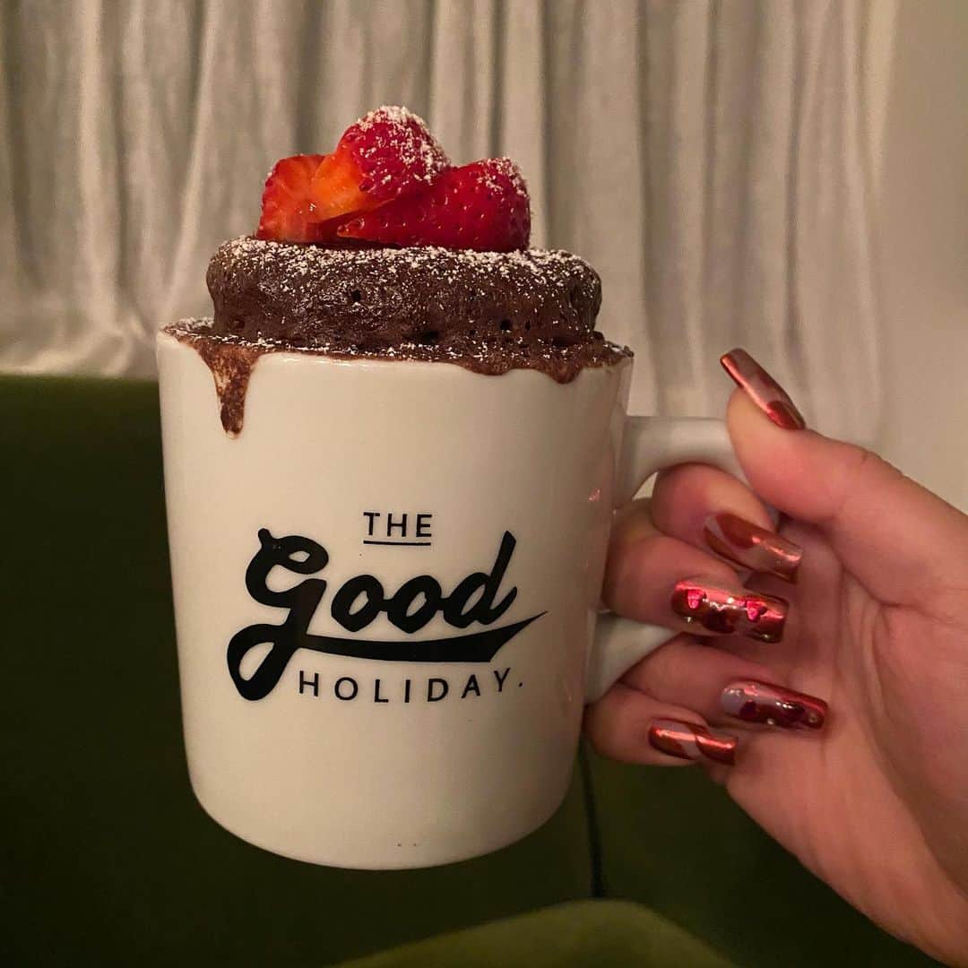 のインスタグラム：「マグカップに材料入れて ぐるぐる〜600W２分チン♫  真夜中の甘い誘惑です🍓( ◠‿◠ )」