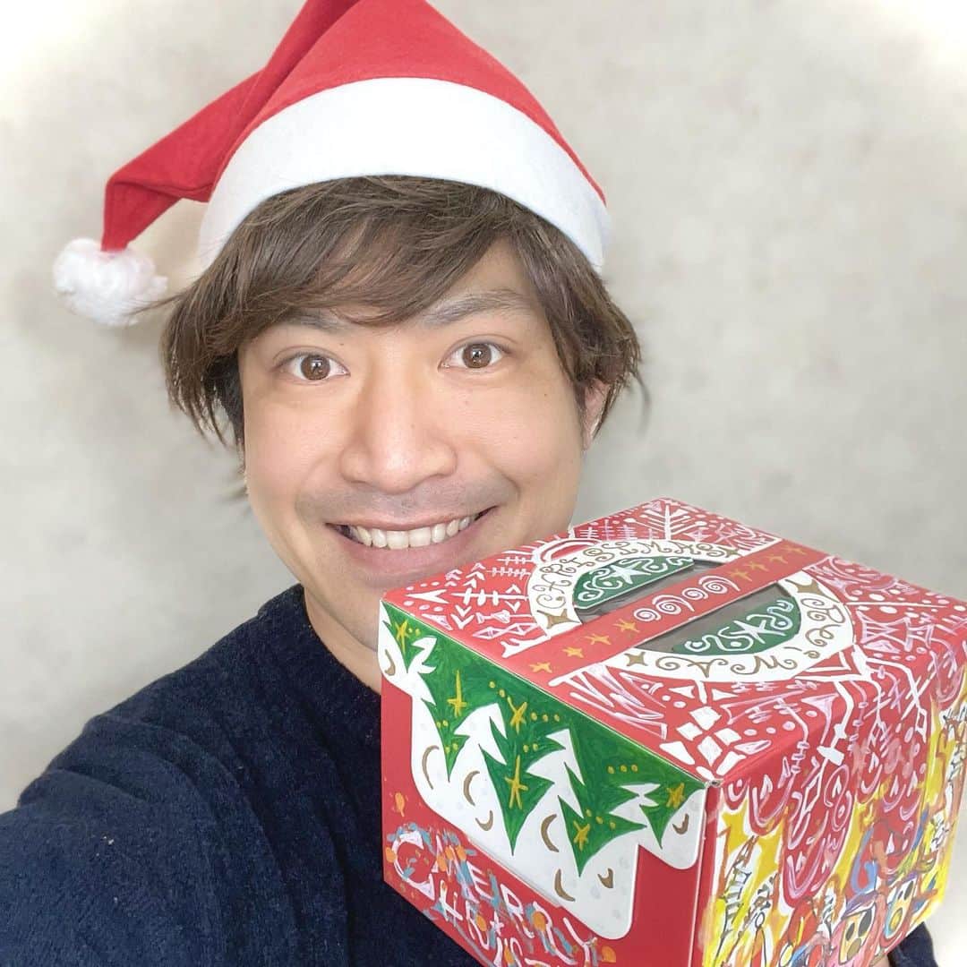 すずけんのインスタグラム：「今年はファミクリで予約しまクリ🥰  #スズケン  #ものまね #香取慎吾　さん #ものまねSMAP #ファミリーマート  #ファミクリ  #ファミクリをヨヤクリ」