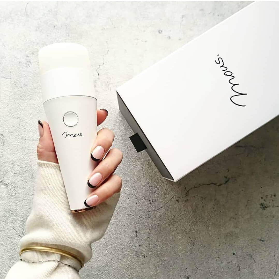 のインスタグラム：「@official_mous の 美顔器mous.PLUMINUS  バーニーズニューヨークが取り扱っている ビューティーブランドなので 気になってたやつ💕 . 毎秒100万回のエステ級1mhzの超音波で 毛穴、皮脂詰まり、キメUP、トーンUP、 リフトUPまでケアしてくれるよ～👑 .  クセになるぷにぷにの シリコンヘッドが気持ちいいの😌😌 . 防水なのでお風呂でも 使えるのも嬉しいポイント！  シートパックの上から 使うのもオススメ💆 . ★取り扱いSHOP ・バーニーズニューヨーク全店(‪https://www.barneys.co.jp/‬) ・apish全店(‪https://www.apish.co.jp/‬) ・その他、全国のエステ・美容サロンにて    ‪https://mous-beauty.jp‬  5000円OFFになる クーポンコード:puum 是非使ってね 12/27迄だよ☺️  #美顔器 #おうちエステ #毛穴#リフトアップ#美肌#mous#プルミナス#PLUMINUS #おこもり美容 #ほうれい線改善#スキンケア好きさんと繋がりたい #ギフト#クリスマスプレゼント#ネイル#ネイルデザイン #ネイルアート #ブラックネイル #今月のネイル#ブラックフレンチ #黒フレンチ #オーロラネイル」