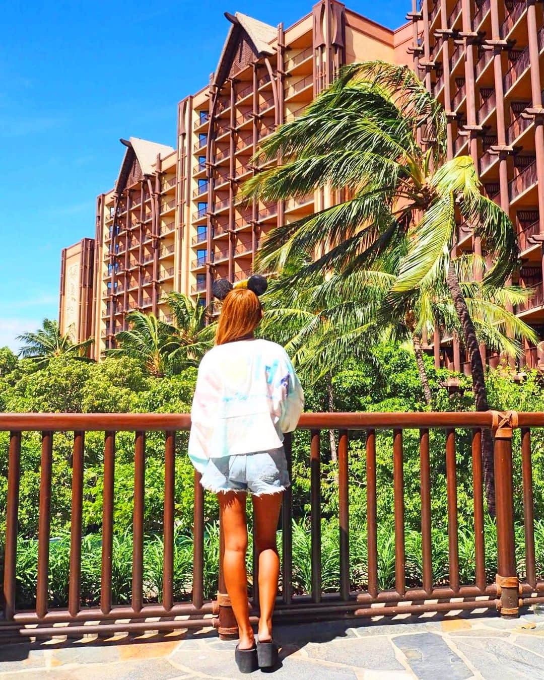 shihoさんのインスタグラム写真 - (shihoInstagram)「💗🐭💗🐭💗 ・ 📍Aulani, A Disney Resort & Spa ・ ワイキキとはまた雰囲気が変わり ゆったりリゾート気分を味わえる アウラニディズニー。 あぁぁまた泊まりたい🥺 ・ Hawaiiならではの格好をしている キャラクターたちに キュンキュンが止まらない♡ 大好きなHawaii、大好きなディズニー、 大好きが全て詰まった場所♡ ・ #hawaii#islandofoahu#oahu#ハワイ#trip #オアフ島#travel#loco_hawaii#travel_jp #funtorip#タビジョ#旅MUSE#genic_travel #genic_mag#たびねす#旅行#genic_hawaii #aulanidisneyresort#ディズニー#disney #aulanidisney#mickey#koolina#oahuhawaii #tabijyomap_hawaii#lealeahawaii#2020」12月20日 12時08分 - shiho.ga8