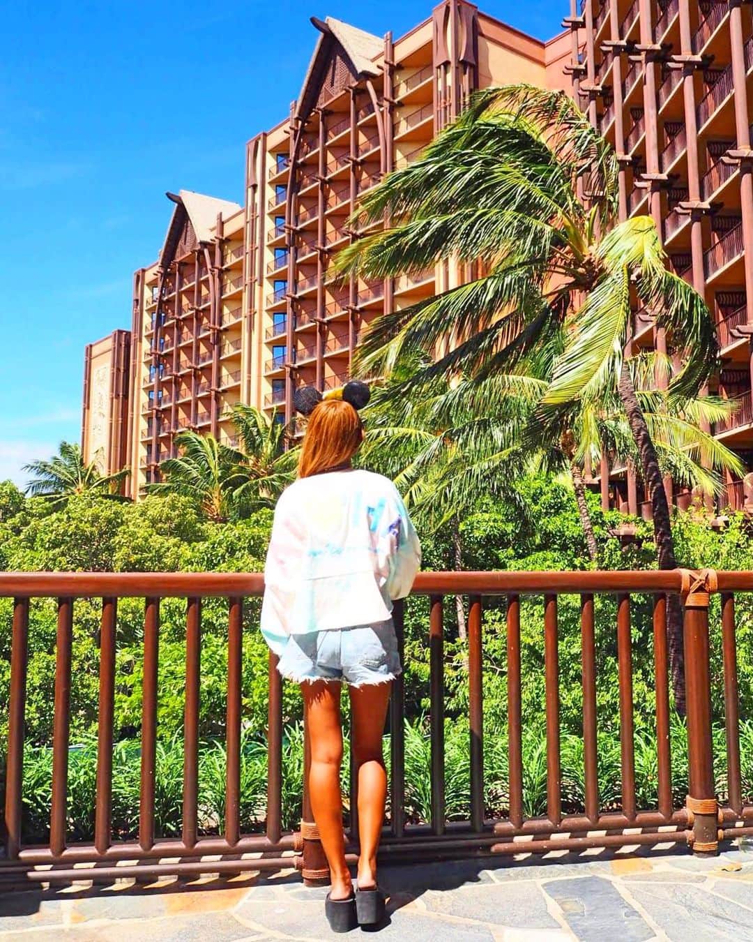shihoのインスタグラム：「💗🐭💗🐭💗 ・ 📍Aulani, A Disney Resort & Spa ・ ワイキキとはまた雰囲気が変わり ゆったりリゾート気分を味わえる アウラニディズニー。 あぁぁまた泊まりたい🥺 ・ Hawaiiならではの格好をしている キャラクターたちに キュンキュンが止まらない♡ 大好きなHawaii、大好きなディズニー、 大好きが全て詰まった場所♡ ・ #hawaii#islandofoahu#oahu#ハワイ#trip #オアフ島#travel#loco_hawaii#travel_jp #funtorip#タビジョ#旅MUSE#genic_travel #genic_mag#たびねす#旅行#genic_hawaii #aulanidisneyresort#ディズニー#disney #aulanidisney#mickey#koolina#oahuhawaii #tabijyomap_hawaii#lealeahawaii#2020」