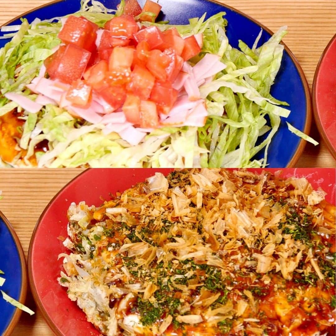 ロシアン佐藤のインスタグラム：「昨日の動画で食べたお好み焼きレシピのラストー！ これが一番カンタンだけん、つくってみてね〜！これはタマゴも使わんよ：）  作ったらぜひ！ #ろしめし #ろしぴ つけておしえてちょ♥  〜 米粉でお好み焼き風の作り方 〜  ＜材料 １人前＞ A. 千切りキャベツ 150g A. けずり粉 大さじ1 A. 桜えび 大さじ１ A. 小口切りネギ 20g A. 昆布茶 小さじ2 A. もやし 50g A. 切りイカ 2g A. 米粉 50g A. 水 100g そぎ切り鶏ささみ肉 200g  B. お好みソース（塩分・糖質オフだとさらにヘルシーだよ！）　適量 B. 青のり 適量 B. 鰹節 適量  (HLTバージョン) C. お好みソース（塩分・糖質オフだとさらにヘルシーだよ！）　 適量 C.細切りレタス 適量 C.細切りハム C.角切りトマト C. 青のり 適量 C. 鰹節 適量  ＜手順＞ 1. ボウルにAを入れて混ぜる 2.250℃で加熱したホットプレートにクッキングシートをしいて、ささみを広げた上に生地をのせる 3.アルミホイルをのせて蒸し焼きにする 4.ヘラでひっくり返したら、もう一回アルミホイルをのせて蒸し焼きにする 5.生地が焼けたら、お皿に移して仕上げにB（洋風にしたい方はCを👨‍🍳）をかけて完成＼(^^)／  #おなかがすいたらモンスター #ロシアン佐藤 #ヘルシーメニュー #ロカボ #料理動画 #recipe #おうちごはん」