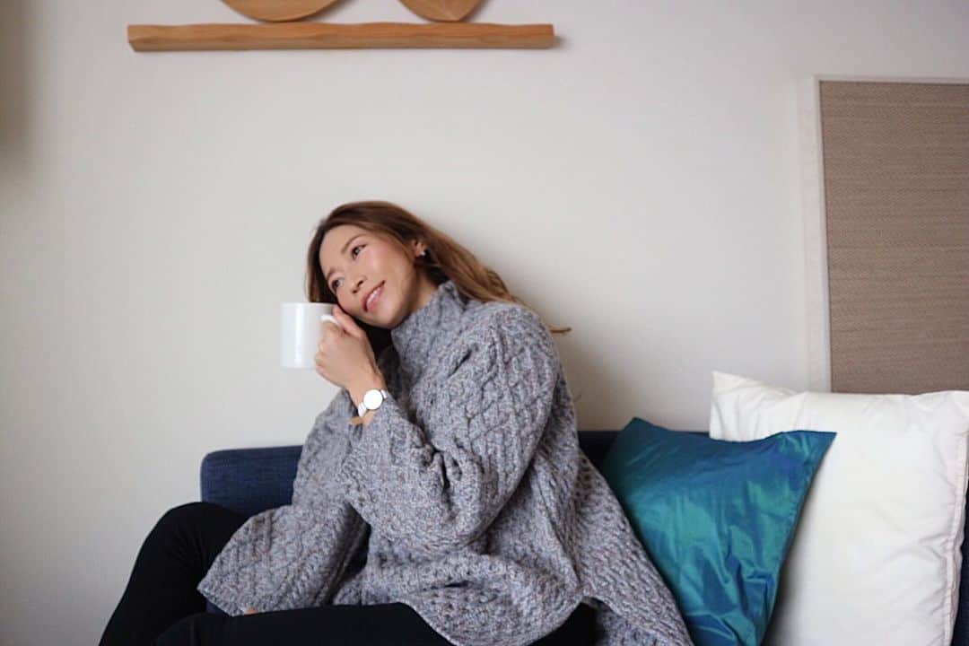 RENA のインスタグラム：「Hello Sunday;)  だんだんと寒くなってきたけどオシャレはしたいw❄️⛄️  あったかくして過ごしましょ❤︎  2020年もあと少し☺︎  大事に時間を刻んでいかなきゃね❤︎  @danielwellington がクリスマスキャンペーン実施中🎄  公式サイトやDW直営店舗にて二点以上お買い上げで全品25％OFF🤎 ． 更に無料での特別ギフトラッピング❄️ ． 更に併用出来る15％OFFクーポンコード【rena88】使ってね❤︎  @danielwellington #ダニエルウェリントン#DWクリスマス #自分へのご褒美 #クリスマスプレゼント #私服 #オトナ女子 #私服 #gift #present #watch #ootd #outfit」