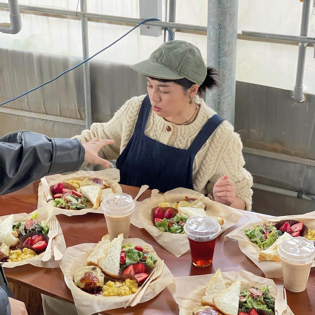 林東進さんのインスタグラム写真 - (林東進Instagram)「#姐妹做的早餐 (飲料🥤不是) 整個我睡最晚🥱 直接被姐妹準備的早餐嚇到🤯 阿蘇：好多人來問是露營區準備的嗎？有什麼活動？這要另外加錢的嗎？妳嫁了沒？ 真的會笑死🤣🤣🤣 #阿蘇單身很漂亮又會做菜 #喜歡長頭髮異男 #不是像我這樣接髮的 #支持阿蘇開早餐店但不用開在早餐的時間」12月20日 12時18分 - lingin1209