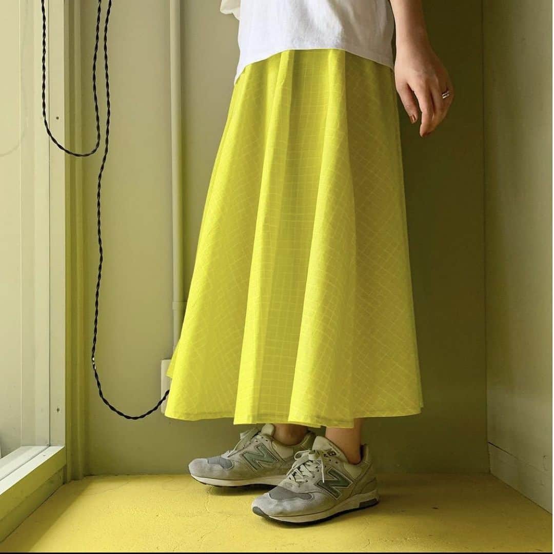 手紙社さんのインスタグラム写真 - (手紙社Instagram)「【新作布地から選ぶ受注のパンツとスカートに注目！】﻿ 福岡の海辺にアトリエを構える「makumo」が、同系色の中に色のバリエーションを研ぎ澄ませた新作テキスタイルを作りました。4パターンの生地から選んでもらい、1着ずつ手仕事で作るロングパンツとフレアスカートは着心地も抜群！　お手持ちのスタイルに合わせた1着をぜひご注文ください！﻿ ﻿ ▶︎「makumo（@makumo.textile）」さんのショップは「12/21（月）20:00」まで販売中！﻿ ﻿ ＜新しいオンラインフェスティバル・布博　開催概要＞﻿ 会期：2020年12月14日（月）〜26日（土）﻿ チケット：一般 1,000円／手紙社の部員 900円﻿ 会場：「新しいオンラインフェスティバル・布博」公式サイト﻿ ▶︎詳細は「@textilefabrics」プロフィールのURLから！﻿ ﻿ ーーーーー﻿ ﻿ ◎「新しいオンラインフェスティバル・布博」は3本立て！﻿ ﻿ 1）オンラインミーティング（番組）﻿ ▶︎12/14（月）〜19（土）毎日開催！﻿ 出展者による作品紹介やアトリエツアーなどの番組を生配信！﻿ 作り手との会話をお楽しみいただけます。﻿ ﻿ 2）オンラインショッピング﻿ ▶︎12/14（月）〜毎日異なる出展者が販売を開始します！﻿ 出展者による新作や、ここでしか買えない限定作品、もちろん、定番商品も購入することができます！﻿ ※それぞれの販売期間は公式サイトからご確認ください﻿ ﻿ 3）スペシャル音楽ライブ番組﻿ 12/20（日）は7時間を超える生放送をお届け！﻿ 豪華アーティスト4組による音楽ライブや、プロのスタイリストが布博アイテムのスタイリングを紹介する「ライブスタイリング」を生配信します！﻿ ﻿ #手紙社#手紙舎#布博#オンラインイベント#新しいオンラインフェスティバル#新しいオンラインフェスティバル布博#ブローチ博#布雑貨#手芸#テキスタイル#刺繍#ブローチ博#ハンドメイド#編み物#受注#スカート#パンツ#makumo#tegamisha#nunohaku#textile#textiledesign#fabric#handmade#handcraft#accessory#embroidery」12月20日 12時19分 - tegamisha