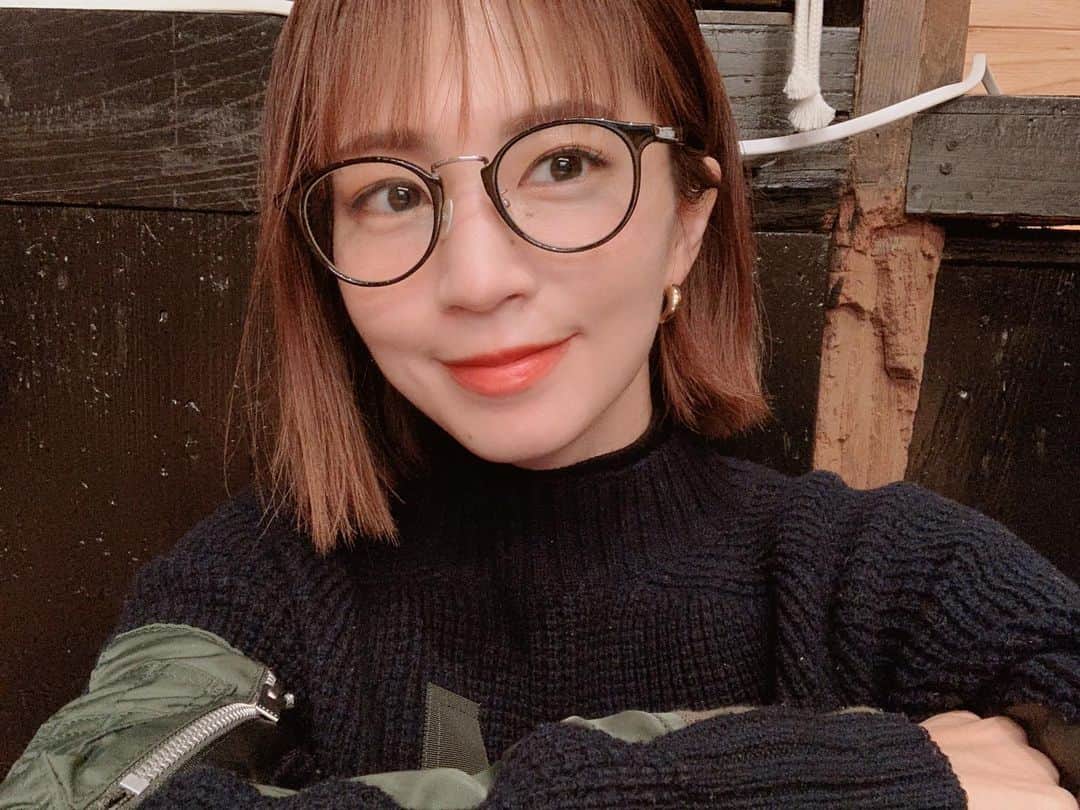 のインスタグラム：「久々にめがね。 めがね中々合うのなかったけど、これだけはちょうどいい✨ 息子がはめたからか、ゆるゆるになっちゃった。 私より横幅が大きいらしく、つけた瞬間ミシッて音がした。笑 . . . @ayame_id  #glass #メガネ　#伊達メガネ #sacai #knit #mens #lip #romand #tint」