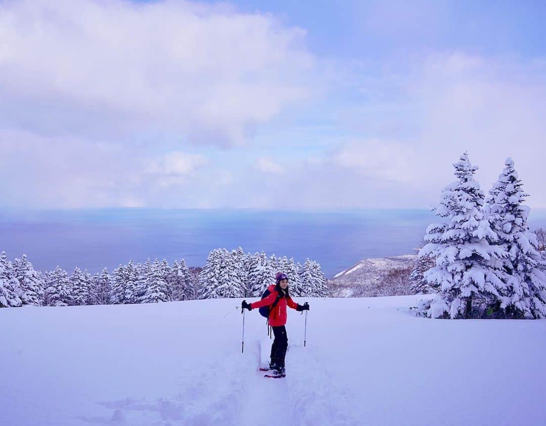 小林希さんのインスタグラム写真 - (小林希Instagram)「北海道の利尻島。 昨年ですが、ポン山をバックカントリーしました。 海の向こうはロシアですよ。 日本の果て！ ポン山からのぞむ利尻富士も美しい。 今年は厳冬になりそうですし、 もうそろそろこんな景色かな？と思い 載せてみました。  来年は夏にウニ祭り行けますように🙏  #利尻富士 #ポン山 #バックカントリー #rishiri #hokkaido #利尻島 #北海道 #また行きたい島」12月20日 12時30分 - nozokoneko