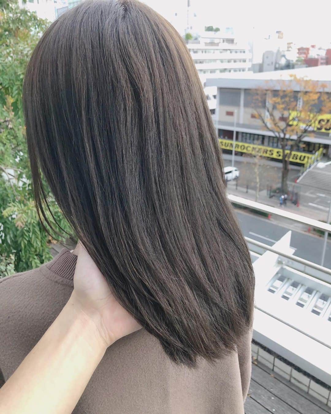 松村芽久未さんのインスタグラム写真 - (松村芽久未Instagram)「﻿ ﻿ 多分２０２０年ラストの美容院day✂️✨﻿ ﻿ ﻿ とてもスケジュールバタバタの中、﻿ 綺麗に且つ、とても求めてた色に仕上げて﻿ 貰いました🥺👏いつもありがとうございます﻿ ﻿ 美容院定期的に通うようになってから﻿ 明らかに髪質変わったし、癖毛が少なく﻿ なった気がする！むっちゃ癖毛っ子なので私(笑)﻿ ﻿ ﻿ 良いお年をの挨拶をすると、あぁもう年越し﻿ か〜って気持ちになります🙃一年早すぎる﻿ ﻿ ﻿ #hair #collar #haircollar #ash #treatment﻿ #美容院 #表参道 #青山 #AirAOYAMA #✂︎」12月20日 12時35分 - m.egu0626