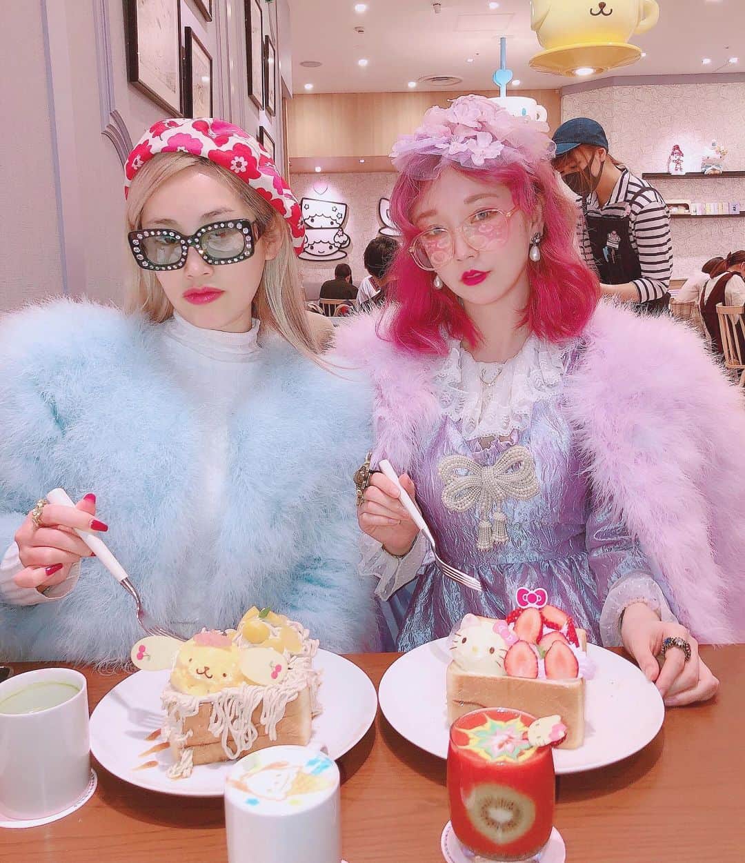 のインスタグラム：「🦋🎀sanrio cafe🎀🦋  和小姐妹们三丽鸥咖啡店约会💕今天我们穿了双子星的配色哦✨梦幻吧💕 这家sanrio cafe 位于池袋sunshine city B1哦✨ Hello kitty 、mymelody等三丽鸥卡通形象陪坐一起吃饭饭哟😋卡通料理也是萌化了呀 治愈心灵的一天🤩✨ 价位：500円～1300円 地址： 東京都豊島区東池袋1-28-1 サンシャインシティ アルパ B1  #sanriocafe  #sanrio」