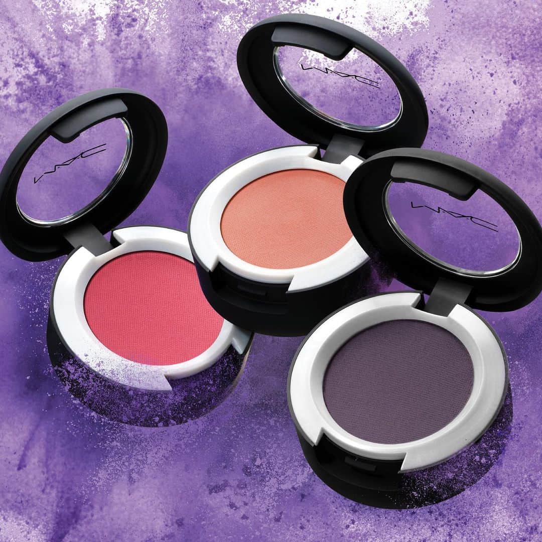 M∙A∙C Cosmetics Japanのインスタグラム：「ハイインパクトに出合える パウダーアイシャドウに新9色が登場✨  ㅤ 大胆ながらも柔らかなつけ心地を叶えるパウダーキス✨ベルベットのように、滑らかで軽いつけ心地。崩れにくいウォータープルーフタイプです。  ㅤ *12月22日(火) 公式オンラインショップ先行発売 ※午前10時発売予定。システムの影響により、発売が多少前後する可能性がございます。何卒ご了承ください。 *12月26日(土) 全国発売  ㅤ #MACパウダーキス #MACPowderKiss #MACCosmeticsJapan #MACコスメ #マックコスメ #MACCosmetics #コスメ #メイク #アイシャドウ #スモールアイシャドウ #アイメイク #コスメ紹介 #ポーチの中身 #持ち歩きコスメ #ホリデーメイク #お気に入りコスメ #eyemakeup #eyeshadow #makeup #beauty」