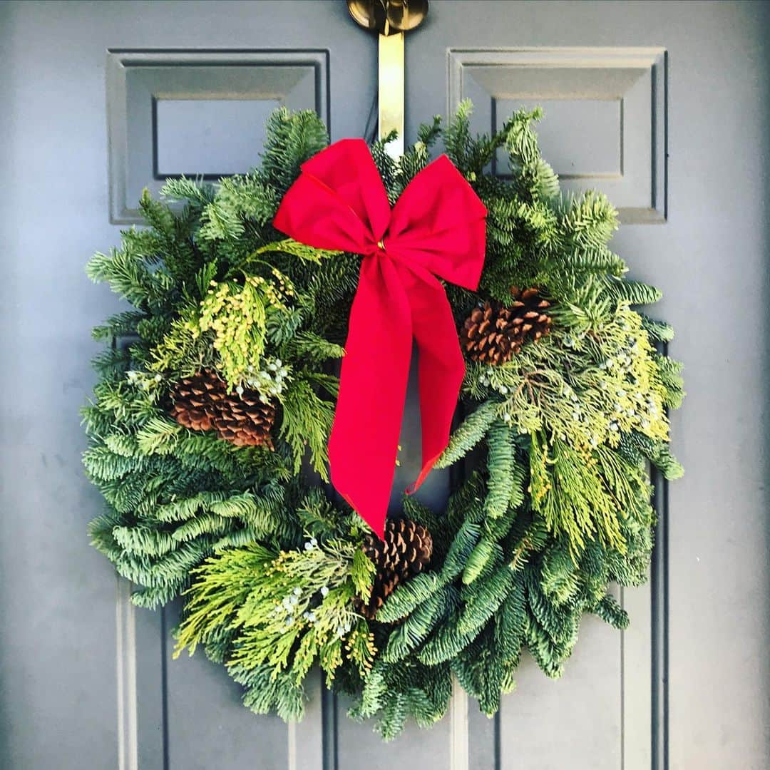 カリフォルニアスタイルのインスタグラム：「今年の我が家のChristmas Wreath。 フサフサのが見つかって良かったー！ GRAYのドア🚪との相性、悪くないね❣️  #californiastyle #california #californialove #holiday #holidayseason #christmas #christmaswreath #2020 #door #カリフォルニアスタイル #カリフォルニア #カリフォルニア工務店 #ライフスタイル不動産 #lightningjapan #lightningmagazine #クリスマスリース #クリスマス #クリスマスツリー #christmastree #カリフォルニアライフ #カリフォルニア生活 #デコレーション #クリスマスデコレーション #ホリデーシーズン #年末 #december #californiadreaming #socal #losangeles」