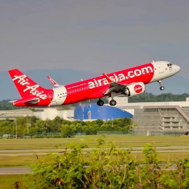エアアジアのインスタグラム：「It’s not too late to join in the festivities! We have deals up to 70% OFF, get it for the holidays! ✈️🎄❤️  Hurry! Grab it now before it ends at airasia.com or head over to the link in our bio! #airasiaForEveryone __________ VISA Card holders enjoy RM10* OFF.  *Promo is applicable with minimum spend of RM100 for Flights, SNAP and Hotels. Promotion shall not be applicable to bookings made under My Bookings on airasia.com.  Cover photo by @farhan_yv_planespotter」