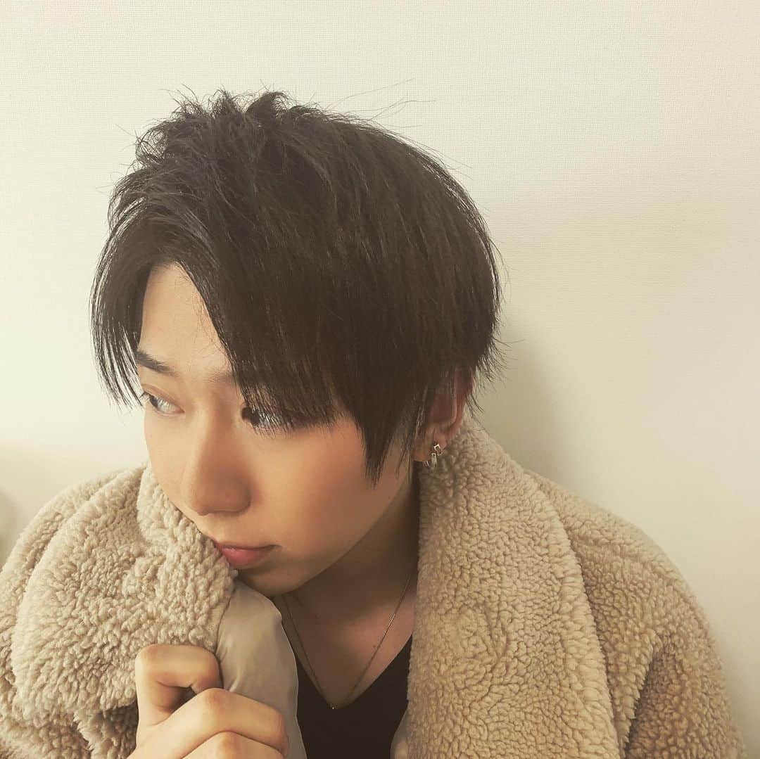 高橋ふみやのインスタグラム：「もーすぐ12月も終わるな。。 風邪引かないでね☆ また早く皆さんに会いたいなぁー。。 頑張るね👍👍  #髪型メンズ」