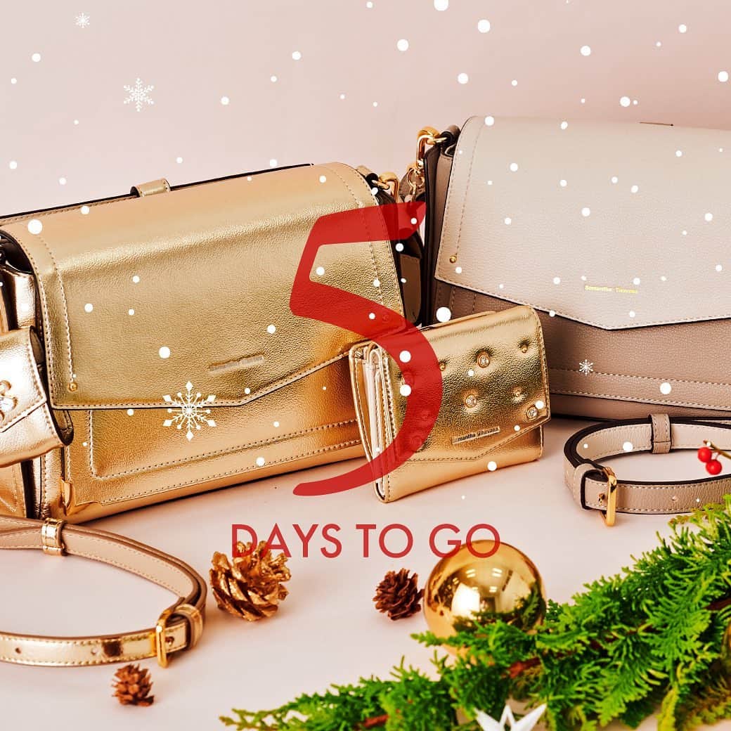 Samantha Thavasaさんのインスタグラム写真 - (Samantha ThavasaInstagram)「Merry Samantha Christmas♡Christmas coming soon…🎄  ／ クリスマスまで後5日❣️ ＼  ビジューが煌めく大人な可愛さと、 使いやすさ抜群の機能性。  コンパクトなのに長財布も入る、 大容量の大人気ショルダーバッグ✨✨  AirPodsケースと三つ折り財布がセットになっています♪ スモーキーな配色が、コーディネートを上品に♡  Christmas Bijou Shoulder Bag (mini wallet set)  Price:¥27,000+tax Size:H16×W23×D10cm Color:white/pink  #samanthathavasa#christmas#christmasgifts #christmaspresent#mychristmas #🎅」12月20日 12時57分 - samantha.thavasa_official