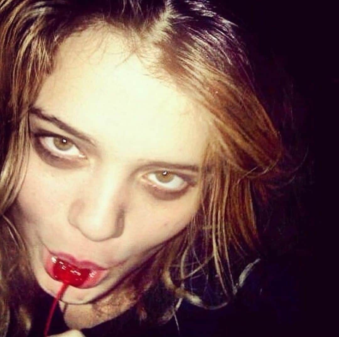 スカイ・フェレイラさんのインスタグラム写真 - (スカイ・フェレイラInstagram)「blackberry messenger  📸 by ❤️Matt❤️」12月20日 13時00分 - skyferreira