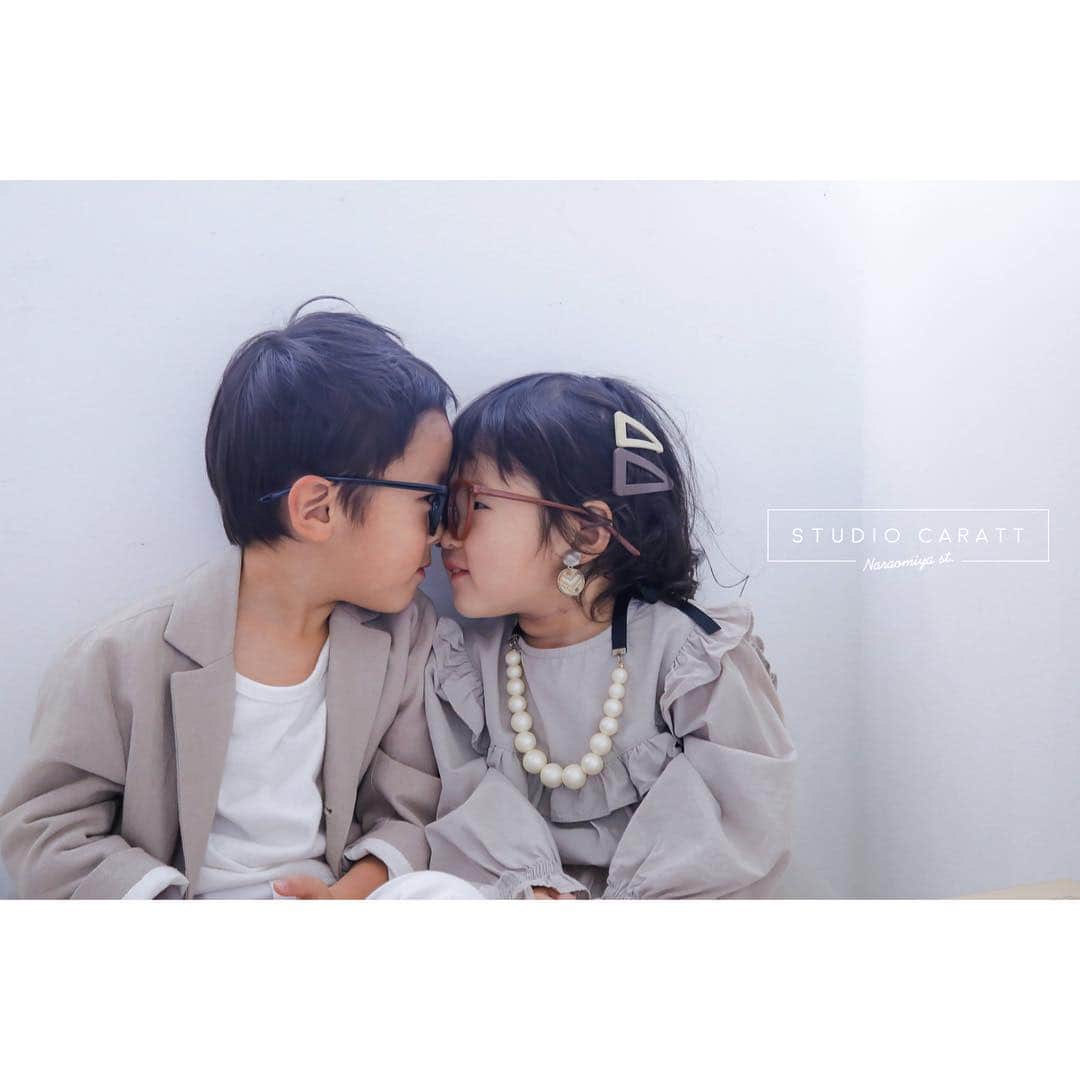 スタジオキャラット奈良大宮通り店のインスタグラム：「⇨ #kids_japan_ootd ☺︎♩*＊ . . お顔がぴったんこ☆ . . . .  #スタジオキャラット奈良大宮通り店 #奈良フォトスタジオ #カメラ#スタジオ#ベビーフォト#キッズフォト#キッズスタジオ#七五三#100日祝い#お宮参りフォト #マタニティ #成人式 #753#photostudio#camera#photographer #l4l#キッズコーデ#スタジオキャラット#フォトスタジオ#写真館#奈良#奈良フォトスタジオ #写真好きな人と繋がりたい#ファインダー越しの私の世界#キッズファッション#カジュアルフォト#おしゃれフォト#自然光撮影」