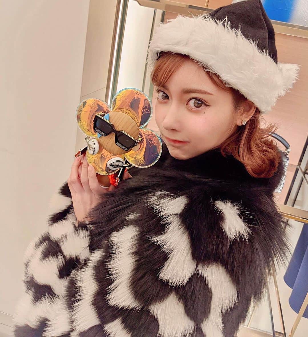 明日花キララのインスタグラム：「毎年恒例🎄 シャンパーニュを飲みながら貸切ショッピング！！🛍❤︎ @louisvuitton 様からXmasプレゼントまで頂いちゃって 今年も本当にたのしかった👸🏼 クリスマスってきらきらでぴかぴかでだいすきじゃ！！！」