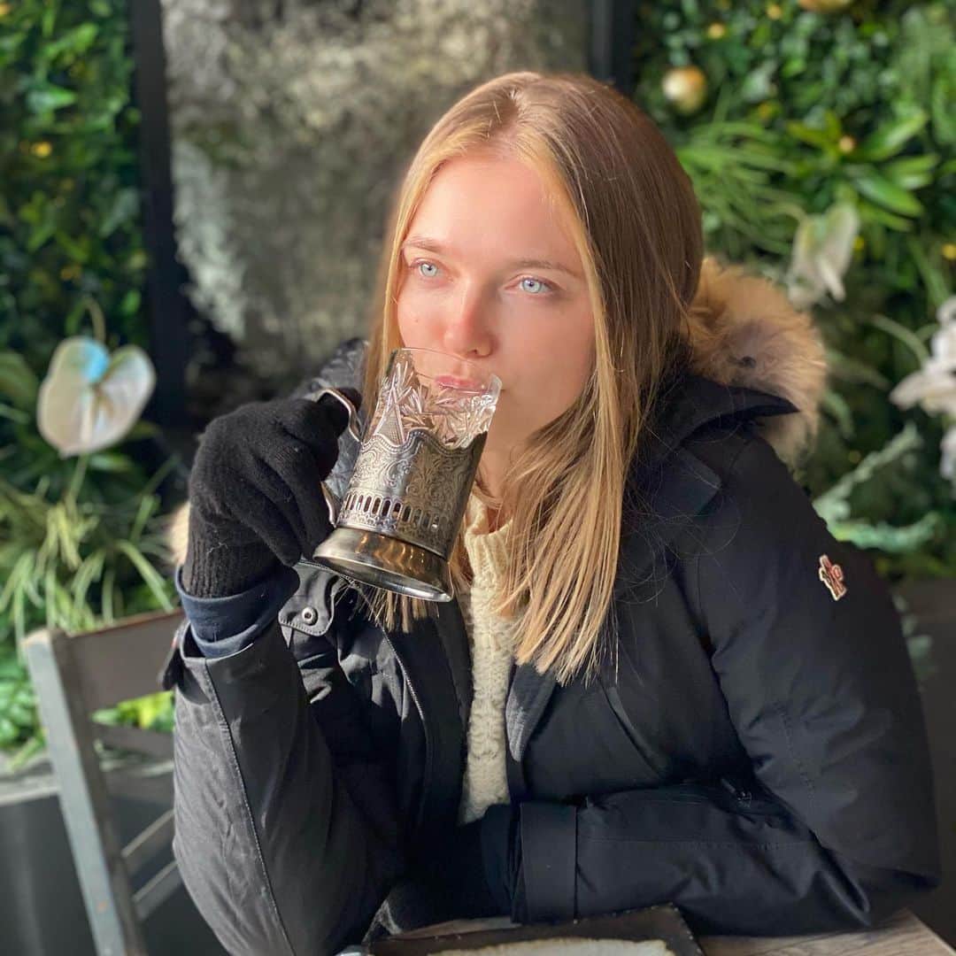 ヴラダ・ロスリャコヴァのインスタグラム：「Just cut my long hair with everything burden what this year has brought and simply enjoying my hot water in outdoor New York dining.」