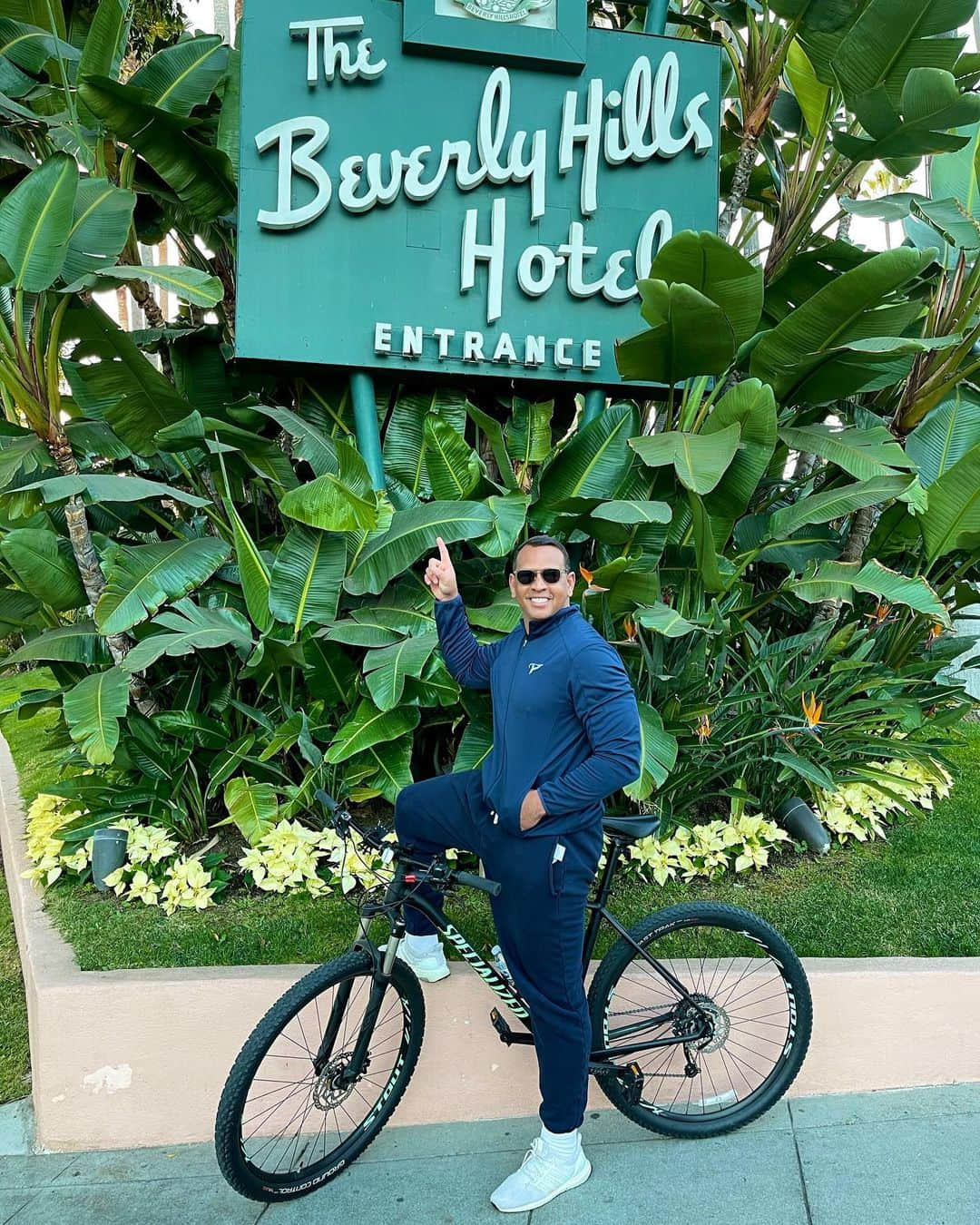 アレックス・ロドリゲスさんのインスタグラム写真 - (アレックス・ロドリゲスInstagram)「Wheelin’ and dealin’ #Cali style with @nicksilva17 in Beverly Hills. #ARodCorp 🚲」12月20日 13時13分 - arod