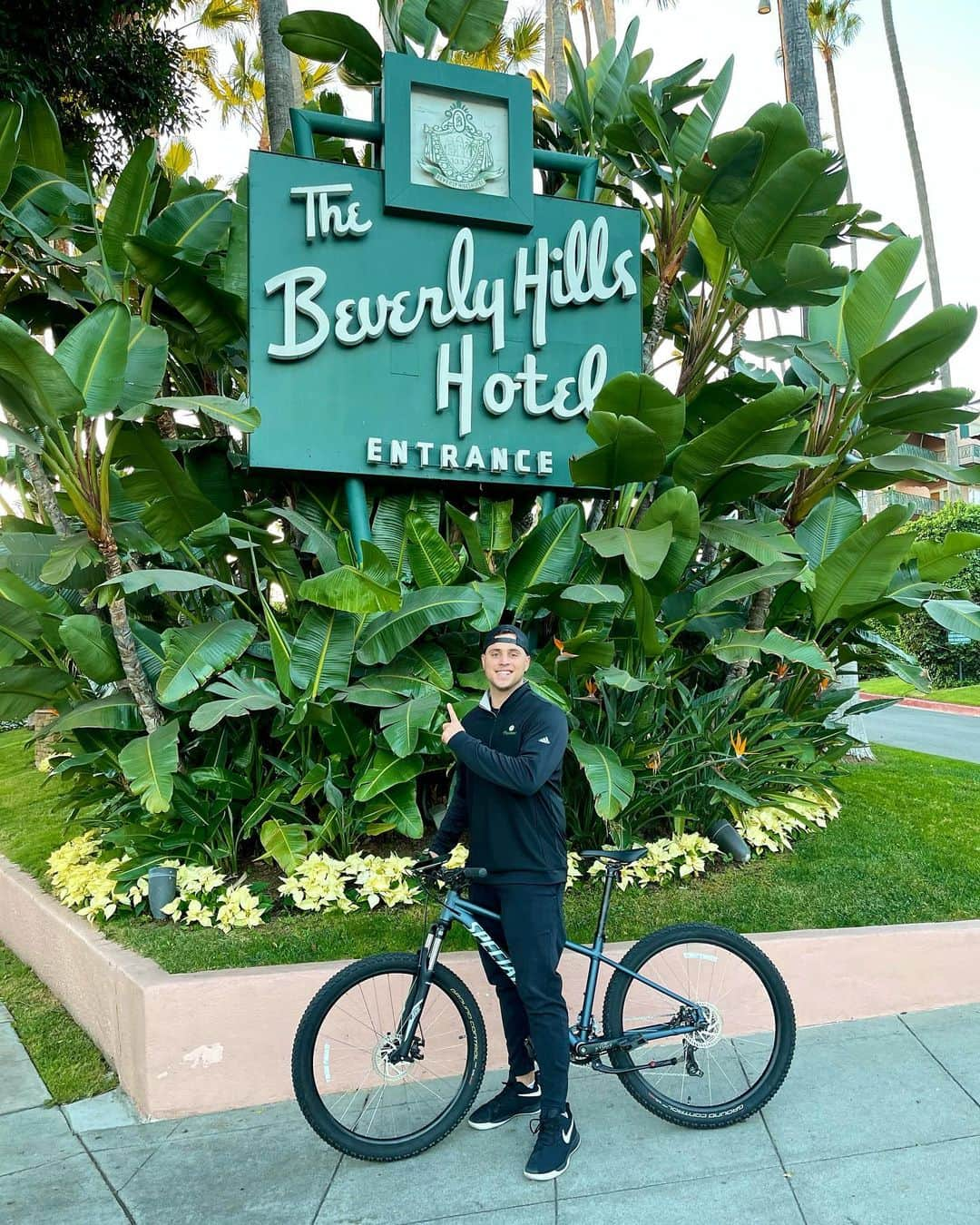 アレックス・ロドリゲスさんのインスタグラム写真 - (アレックス・ロドリゲスInstagram)「Wheelin’ and dealin’ #Cali style with @nicksilva17 in Beverly Hills. #ARodCorp 🚲」12月20日 13時13分 - arod