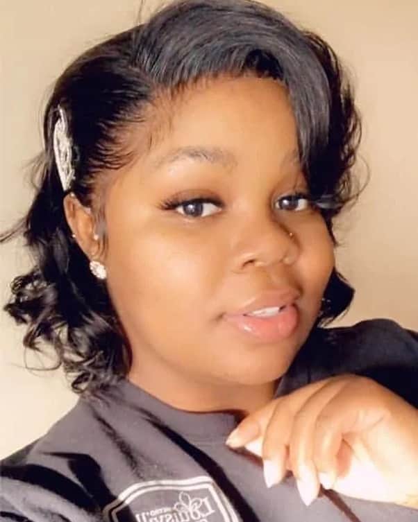ジャスミン・サンダースのインスタグラム：「BRETT HANKISON, JONATHAN MATTINGLY & MYLES COSGROVE NEED TO BE IN JAIL FOR THE MURDER OF #BREONNATAYLOR」