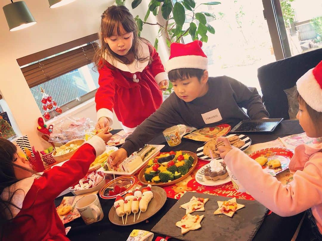 Megumiのインスタグラム：「毎年恒例の🎄♪♪♪ #クリスマスパーティー #メリークリスマス 💕  わいわい♪♪  #幼馴染　#姉妹　#instakids #ig_kids #christmasparty  #homeparty  #クリスマスメニュー」