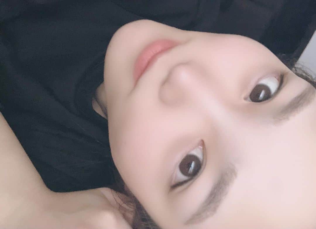 のインスタグラム：「最近寝付きが悪くてなかなか眠れないから﻿ ﻿ 寝る前にパシャリ📸✨﻿ ﻿ バリバリのすっぴん&裸眼👁﻿ ﻿ ベッドとか布団とか替えたら睡眠の質あがるのかな？🤔﻿ ﻿ みんなは眠れない時どうしてる？？🐏🐑﻿ ﻿ #オフショット#寝る前に #自撮り﻿ #すっぴん#裸眼#パジャマ﻿ #睡眠の質#あげたい﻿ #ベッド#マットレス#替えたら#ぐっすり眠れる ？﻿ #foryoupage #foryou #fyp」