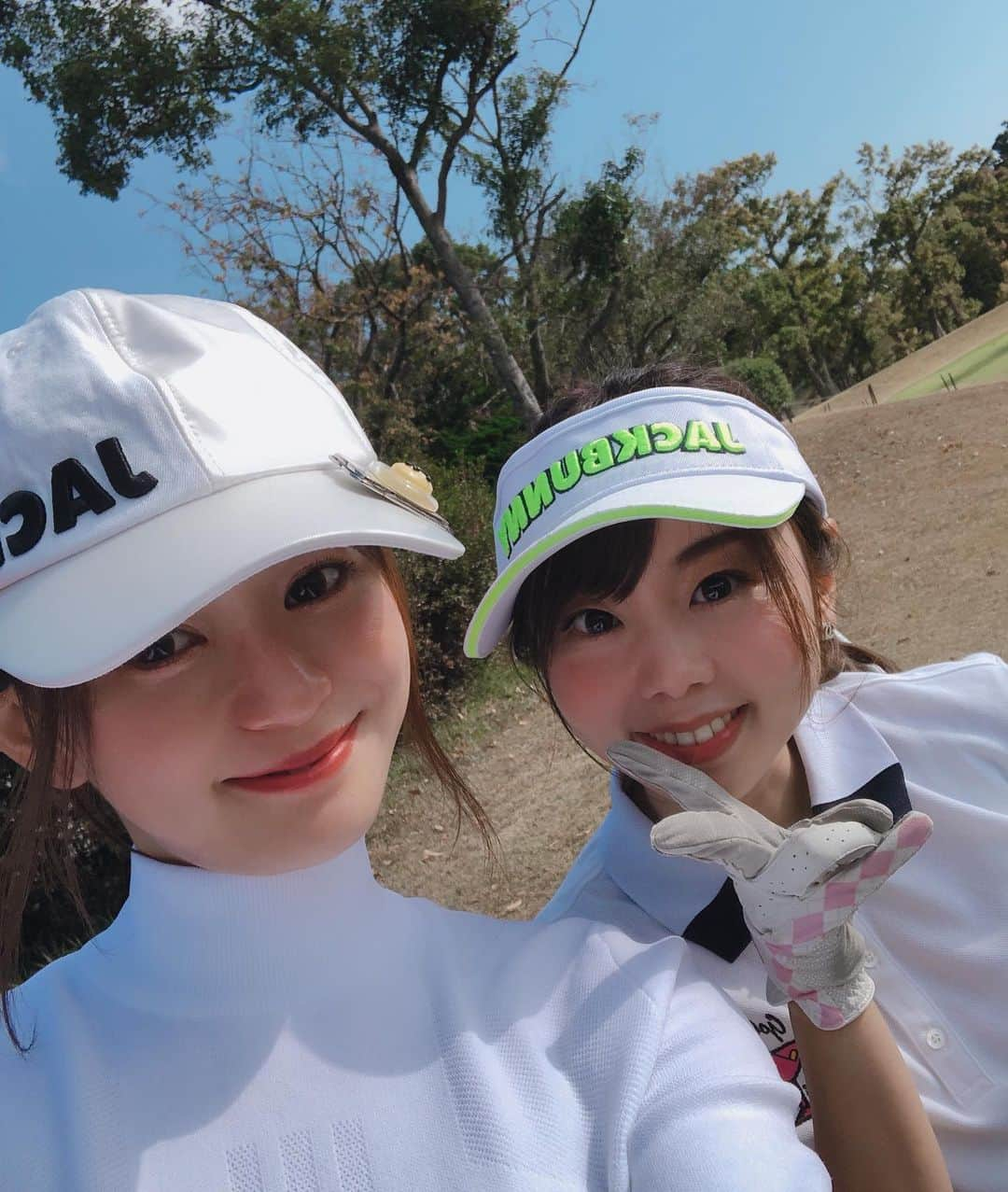 梶本成美のインスタグラム：「今年終わる前に載せてなかったシリーズをあげていきまーす🤣❣️ .  @saaaa.25.05 夫婦と初ゴルフした時の😌❤️ 素敵可愛い夫婦とまわれて、しかも旦那ちゃんは70台でまわるから凄すぎ‼️  今週レッスン予定🤣‼️ よろしくお願い致します😌✨  . .  #インスタグラム　#あげてなかったシリーズ #ゴルフ　#ゴルフ女子　#2020」