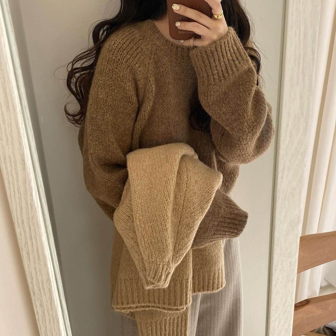 kannnaのインスタグラム：「色がどっちもツボなニット🤎 パンツも履きやすくてスキ〜 22日販売です🤎」